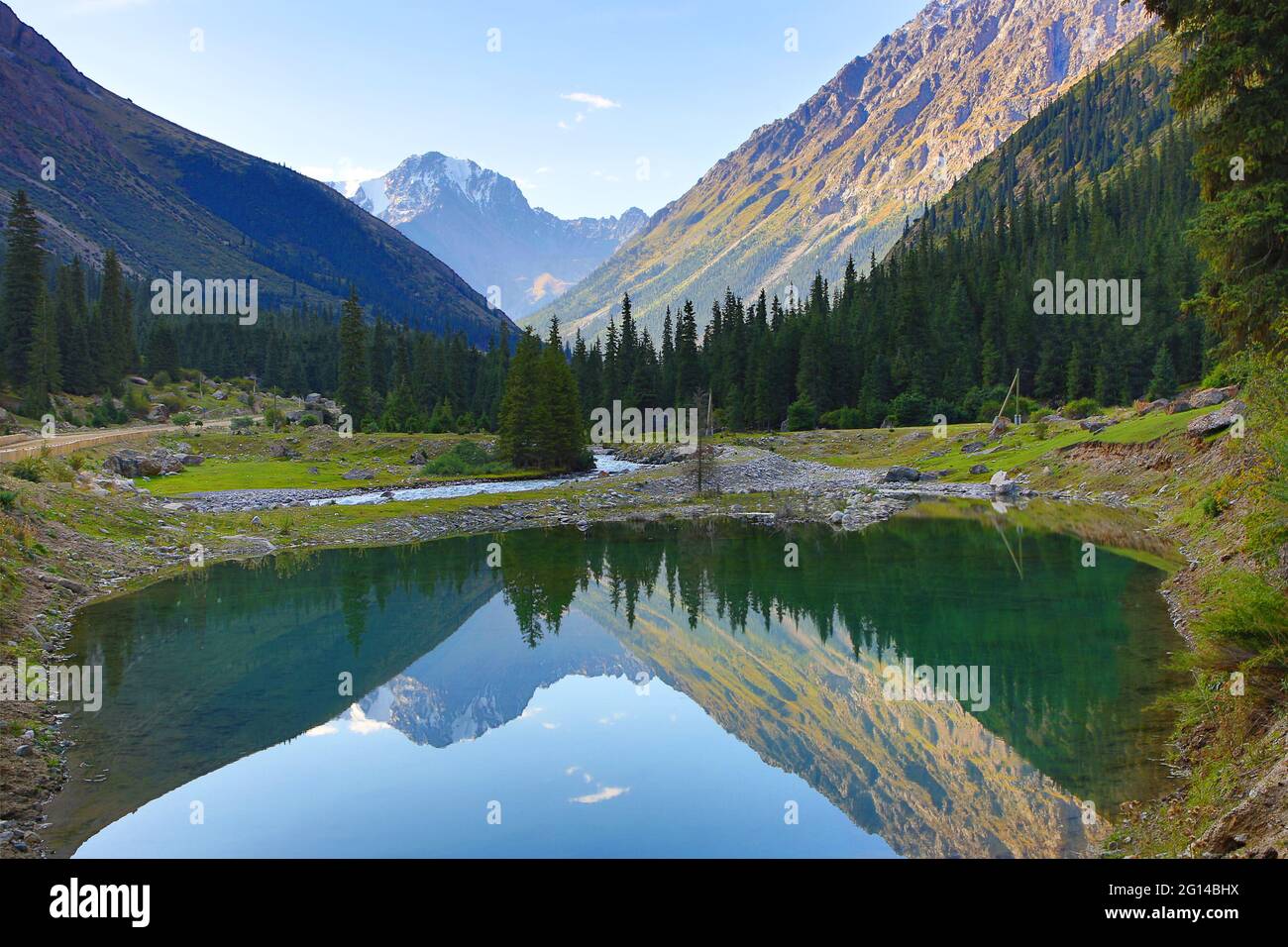 Spiegelung der Berge in der Barskaun-Schlucht in Kirgisistan Stockfoto
