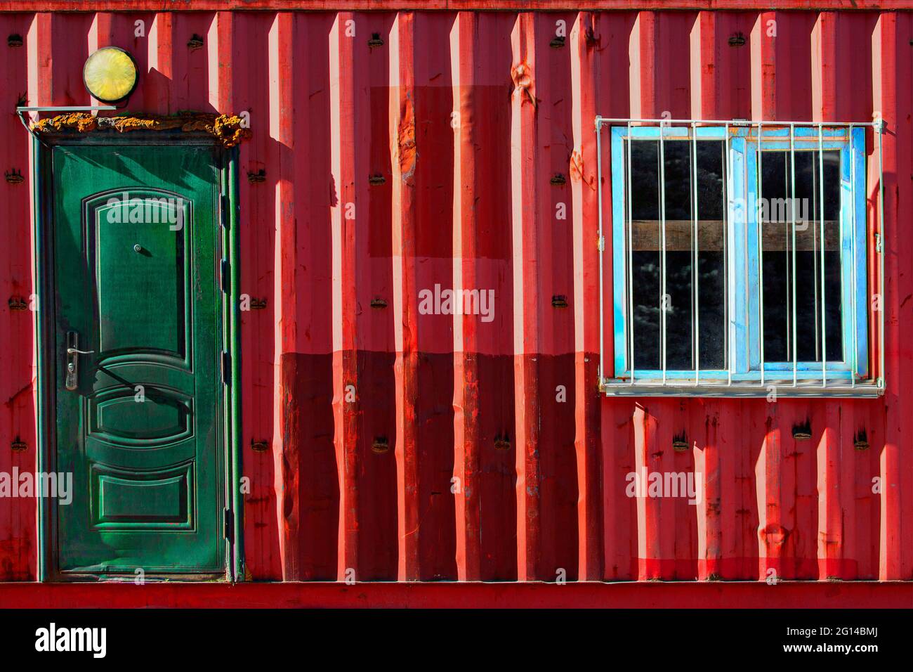 Farbenfrohes Containerhaus in der Nähe von Bischkek, Kirgisistan Stockfoto