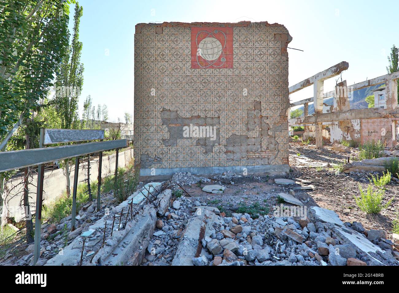 Überreste einer verlassenen Urananlage aus der Sowjetzeit in Kaji Say, Kirgisistan Stockfoto