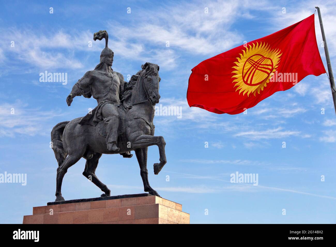 Statue des Helden Manas, die das Epos von Manas und die kirgisische Flagge auf dem Alatau-Platz in Bischkek, Kirgisistan darstellt Stockfoto