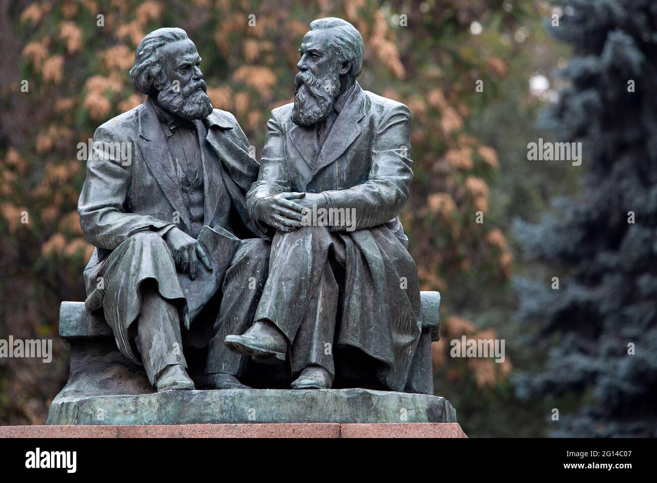 Denkmal aus der Sowjetzeit, das Karl Marx und Friedrich Engels in Bischkek, Kirgisistan, darstellt Stockfoto