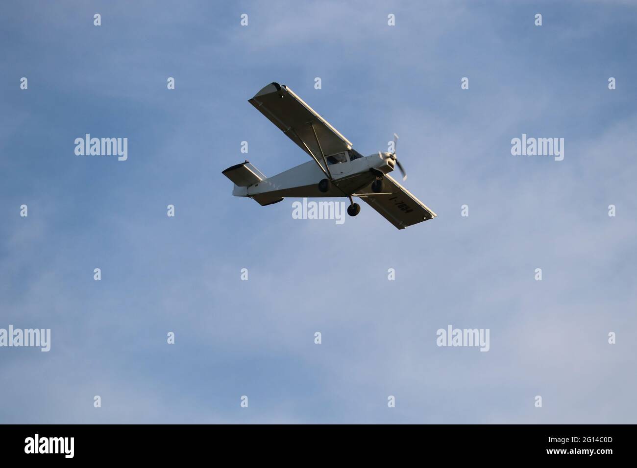 Privates Einzelpropeller-Flugzeug gegen den dramatischen Himmel - digitale Komposition. Stockfoto
