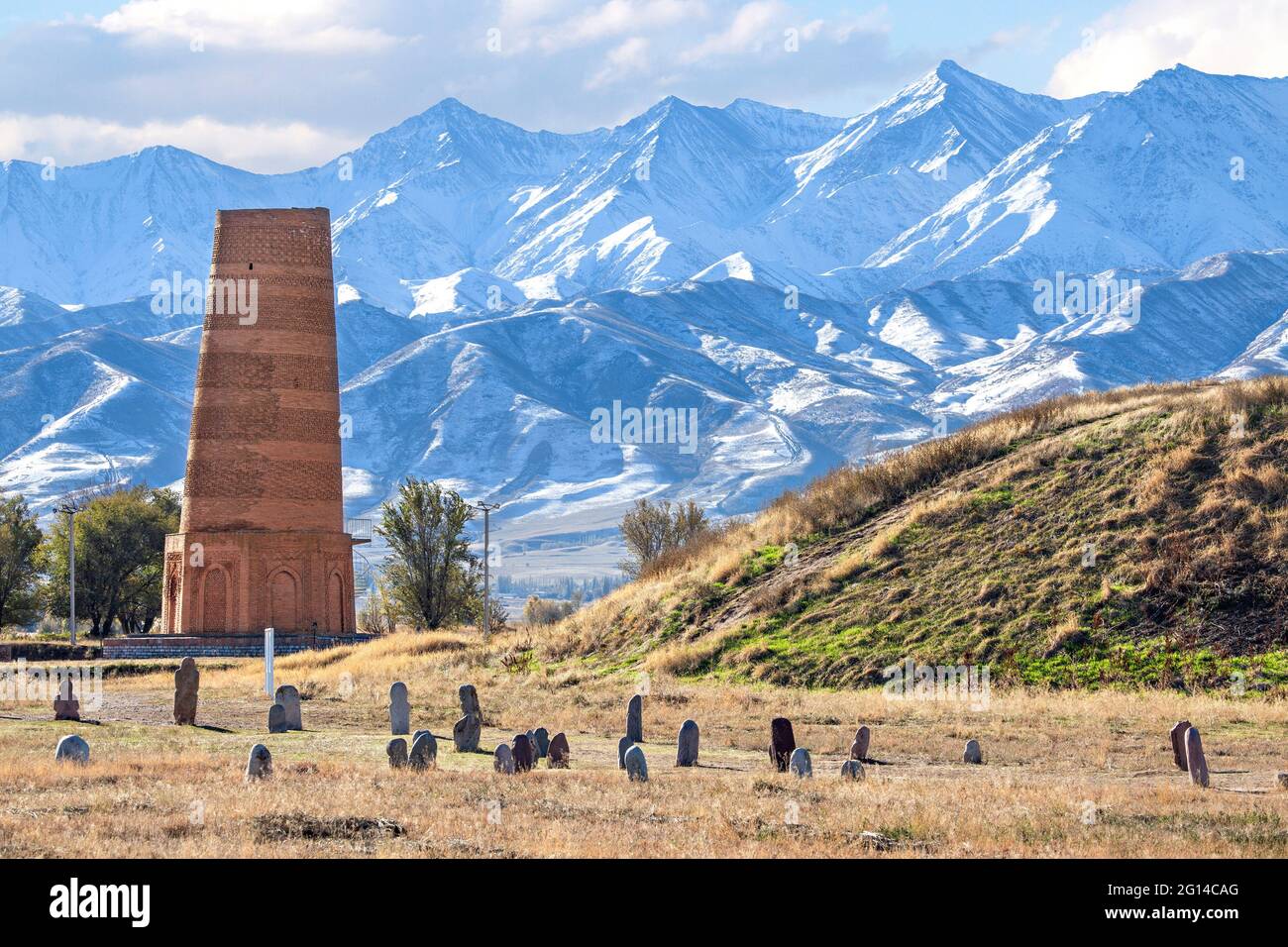 Burana Turm, ein historisches Minarett in den Ruinen der antiken Stätte von Balasagun mit Grabsteinen, die als Balbas im Vordergrund, Kirgisistan, bekannt sind Stockfoto