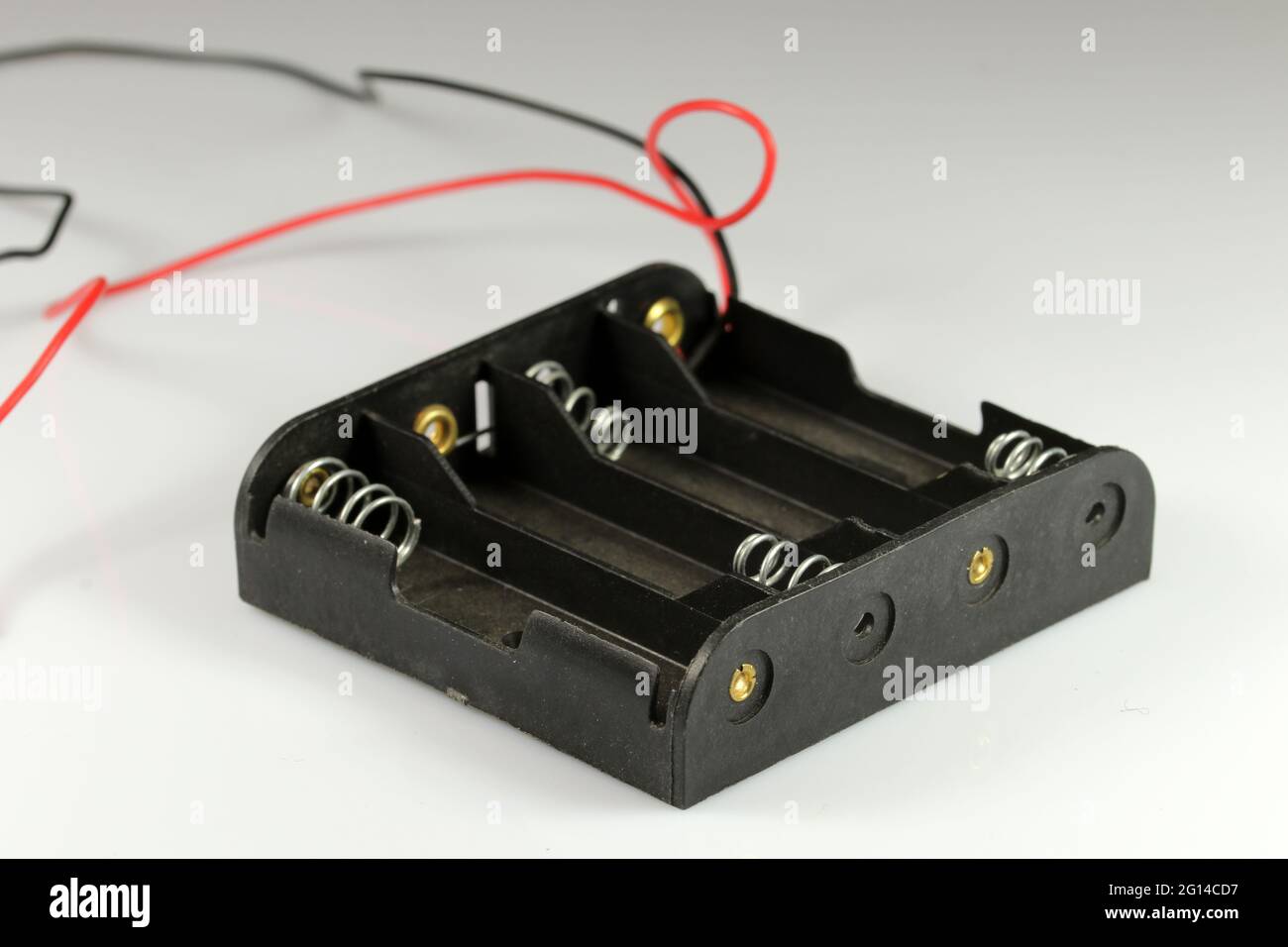 Batteriehalter AA. Halter für vier Batterien. Elektronische Komponenten. Stockfoto