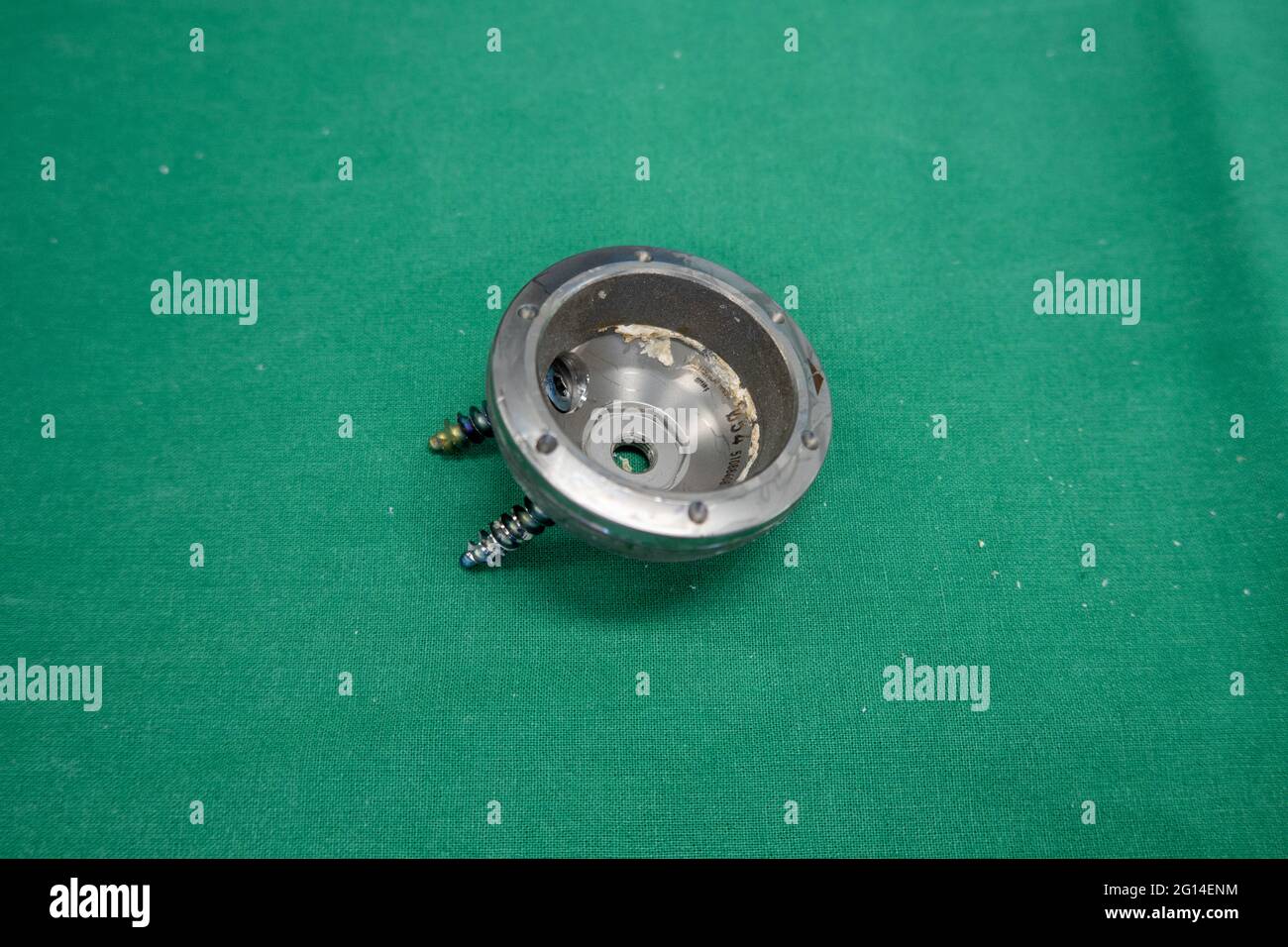 Eine explantierte Acetabulum liegt auf einem grünen OP-Tuch Stockfoto