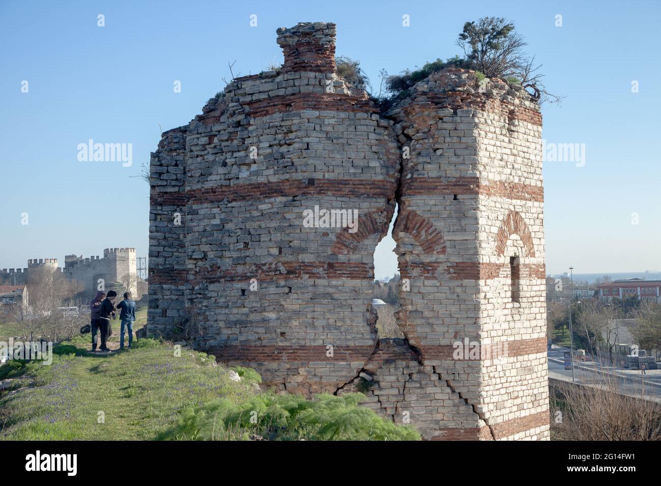 Fatih,Istanbul/Türkei - 02-04-2017:die zerstörte Ansicht der historischen byzantinischen Stadtmauer Stockfoto