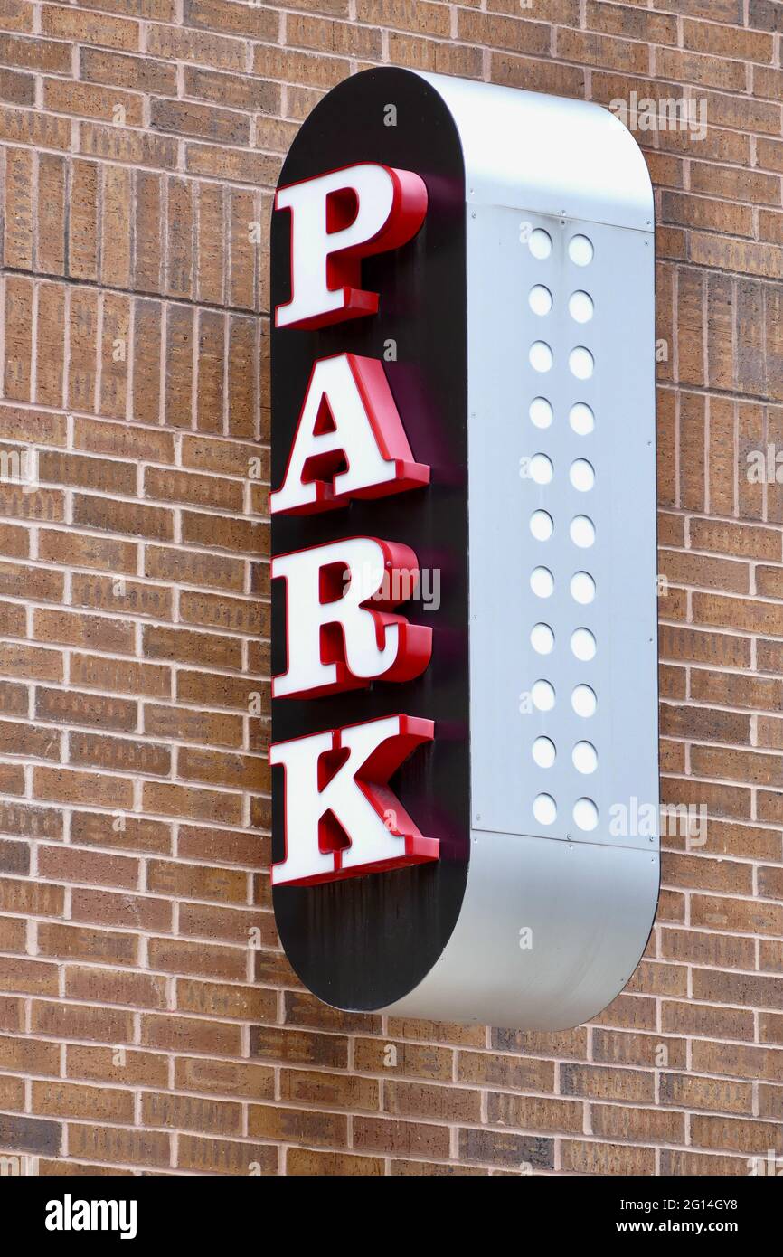 Vertikales PARK Neonschild zur Parkgarage Stockfoto