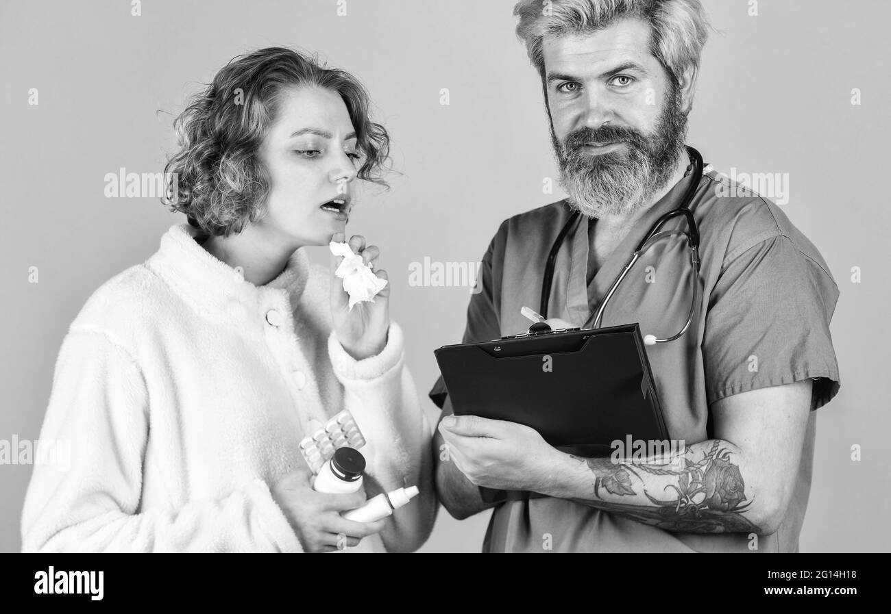 Für Ihre Immunität. Gesundheit und Menschen. Patient und Arzt halten Pillen. Frau mit laufender Nase bei der Konsultation der Krankenschwester. Arzt schreiben Rezept Stockfoto