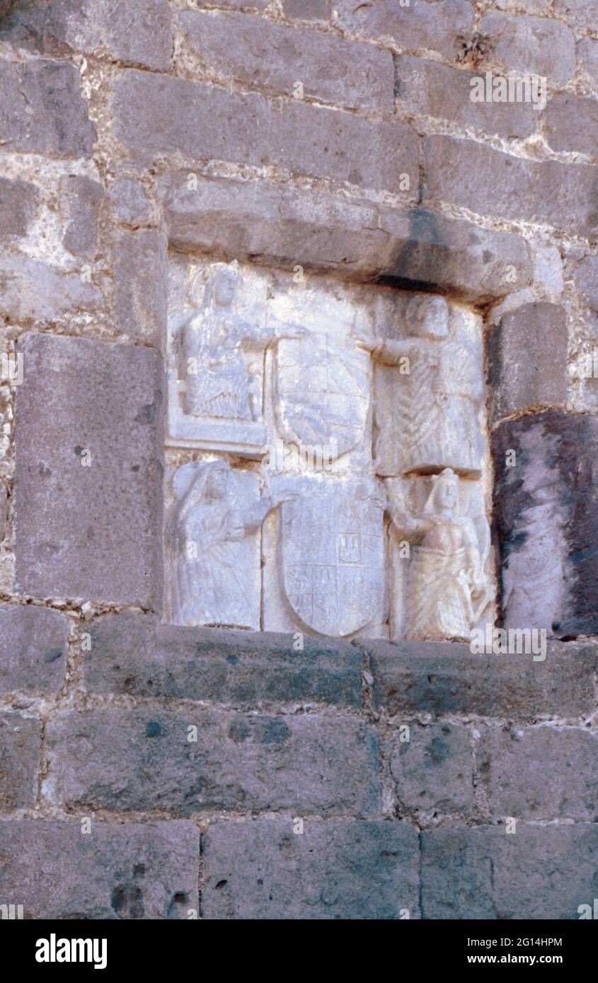 Bodrum - Hafenstadt in der Ägäis der Türkei. Wappen an den Burgmauern. Schloss Bodrum, Petronium oder Schloss St. Peter. Zweihundertzwanzig verschiedene Entwürfe bleiben noch erhalten, darunter die von Großmeistern, Burgkommandanten, Ländern und persönlichen Wappen von Rittern und religiösen Persönlichkeiten. Archivscan von einem Dia. Oktober 1985. Stockfoto