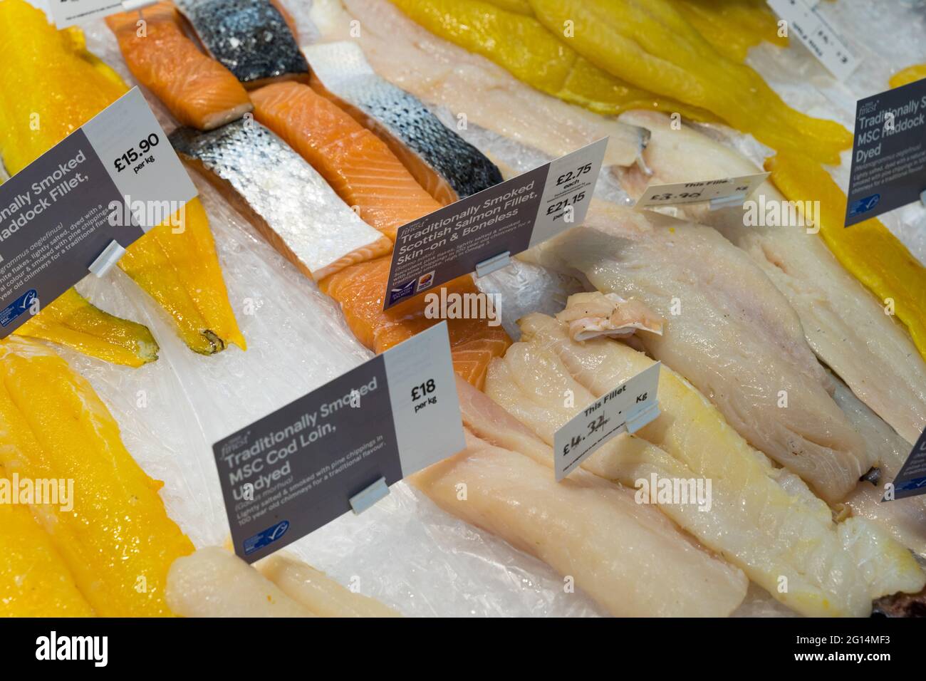 Frischer roher Fisch, Lachsfiletsteak zum Verkauf, fertig geschnitten, Fischhändler-Theke von Tesco Supermarket, England, Großbritannien Stockfoto