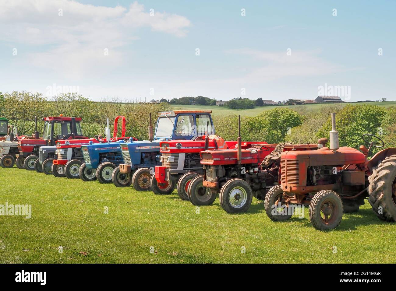 HOLSWORTHY, DEVON, ENGLAND - MAI 30 2021: Aufstellung von vielen verschiedenen Vintage-Traktoren, landwirtschaftliche Fahrzeuge bei der Rallye. Stockfoto
