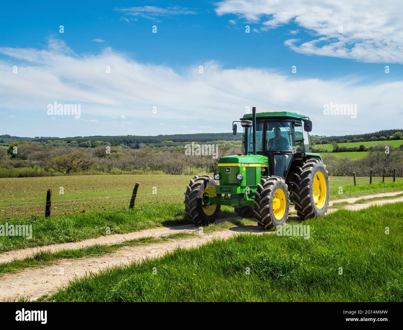 HOLSWORTHY, DEVON, ENGLAND - MAI 30 2021: Oldtimer-Traktor, landwirtschaftliches Fahrzeug bei Rallye. John Deere 2140. Stockfoto