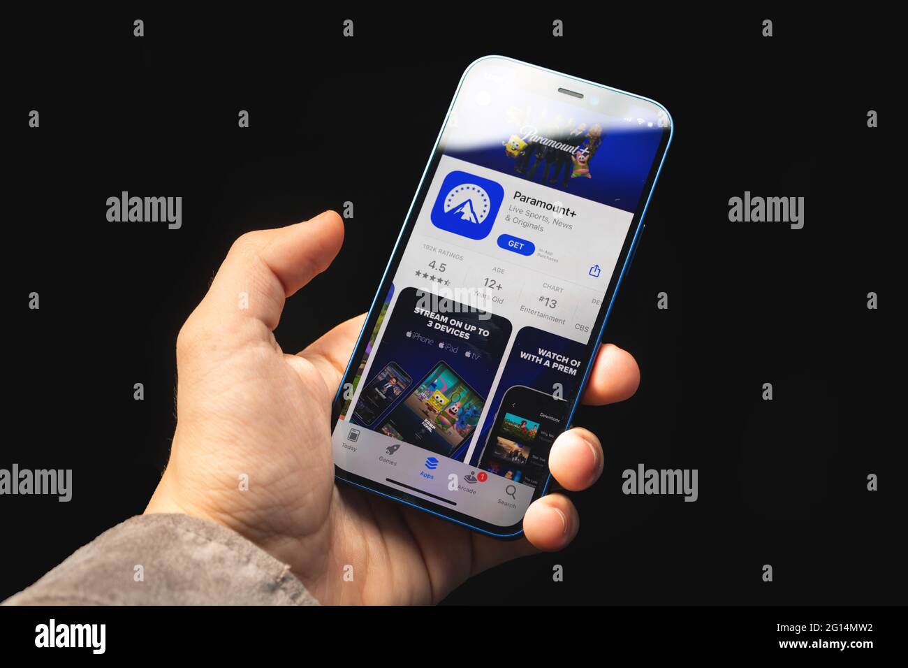 Charkow, Ukraine - 4. Juni 2021: Paramount Plus App, Mann halten Handy mit Anwendung auf dem Bildschirm Stockfoto