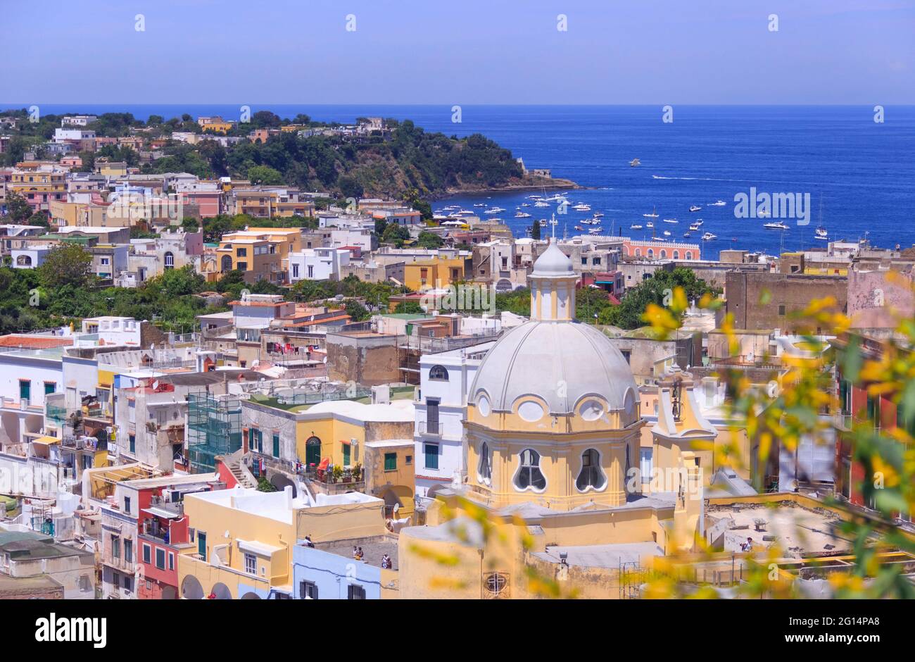 Panoramablick auf Procida, italienische Kulturhauptstadt 2022: Bunte Häuser der Altstadt von Corricella im Golf von Neapel, Kampanien, Italien. Stockfoto