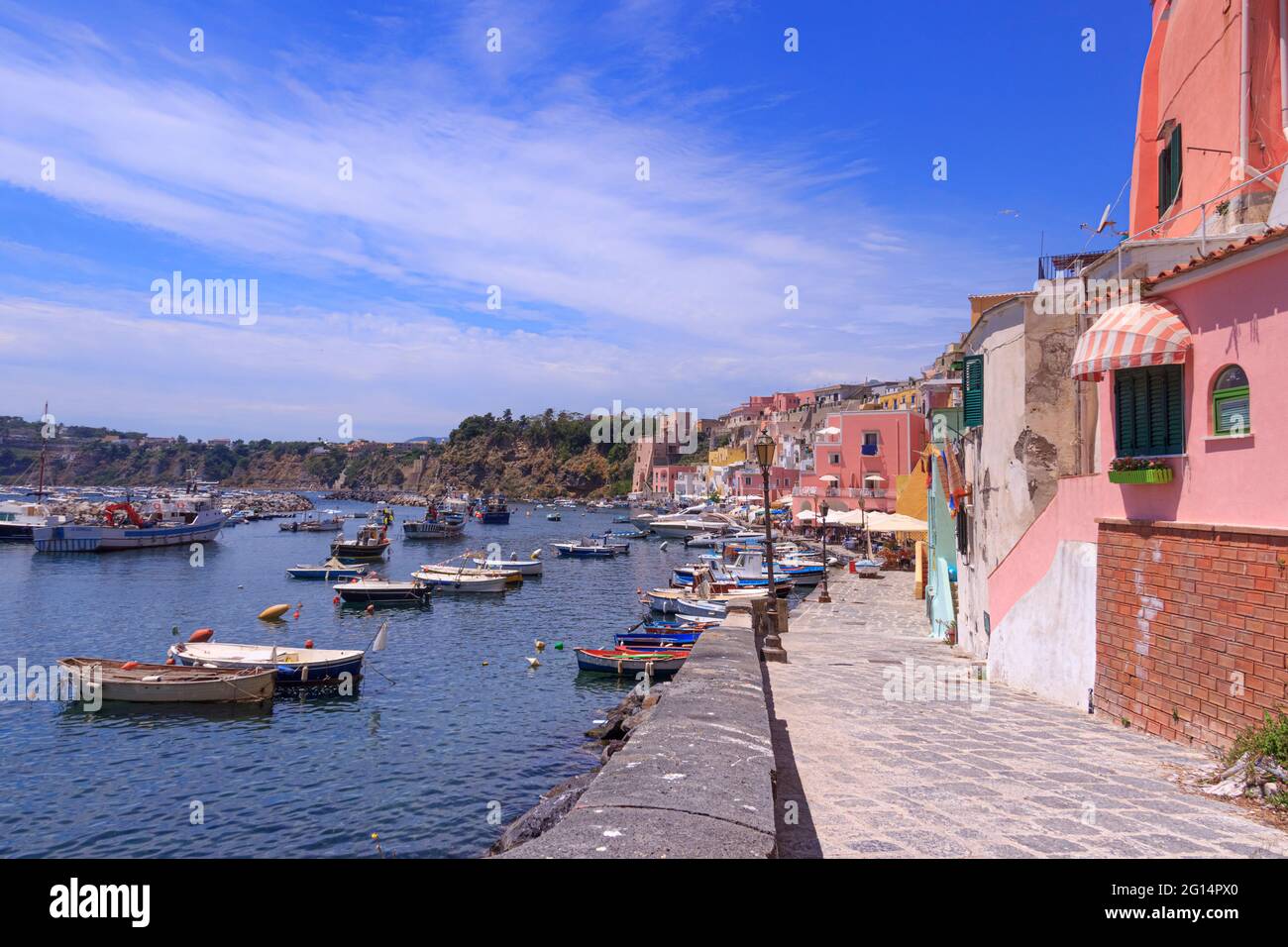 Panoramablick auf Procida, italienische Kulturhauptstadt 2022: Bunte Häuser der Altstadt von Corricella im Golf von Neapel, Kampanien, Italien. Stockfoto