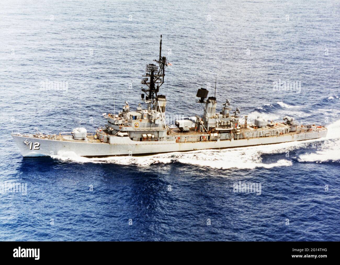 Eine Hafenansicht des Lenkflugzeugzerstörers USS Robison (DDG-12), der als Teil der Kampfgruppe des Flugzeugträgers USS Midway (CV-41) unterwegs war. Stockfoto