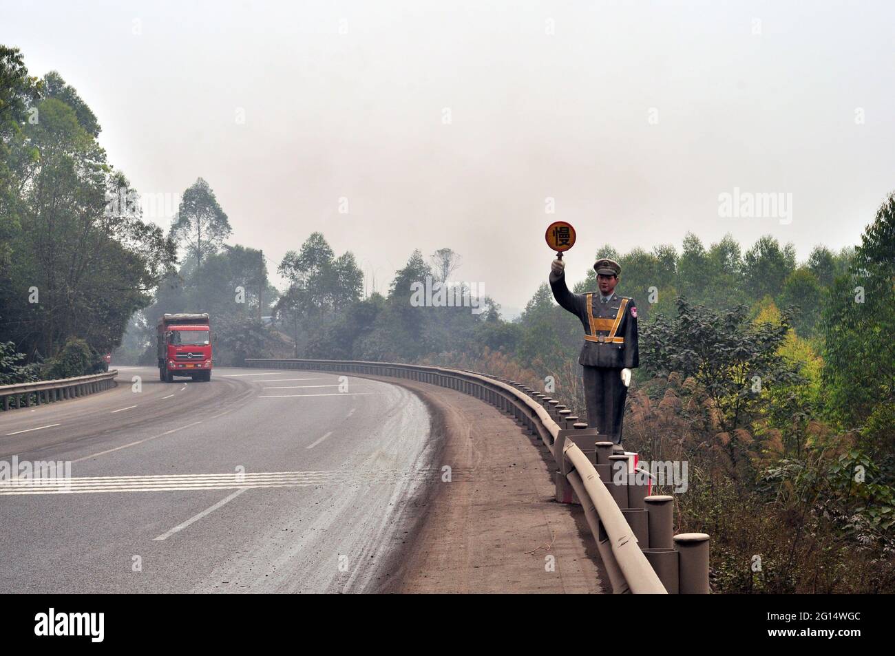 Künstliche Polizeizahl für Geschwindigkeitsbegrenzung auf der Bergautobahn in China Stockfoto