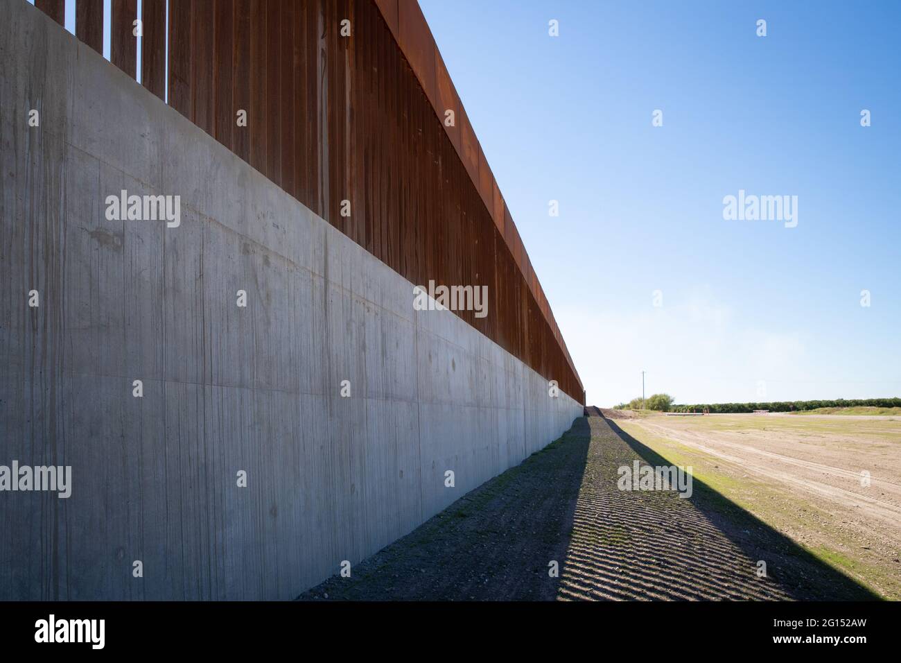 Kürzlich wurden am 30. Oktober 2020 in der Nähe von McAllen, Texas, Paneele beim Trump Border Wall System Projekt errichtet. Stockfoto