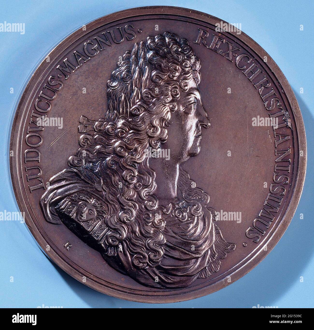 Ludwig XIV. Erobert zwölf Städte. Bronzemedaille. Vorne: Büstenmann (Louis XIV) mit Lorbeerkranz innen. Nachteil: König saß in Solarwagen innen Rand mit blasse Pläne von zwölf eroberten, nämlich erwähnt Städte. Stockfoto