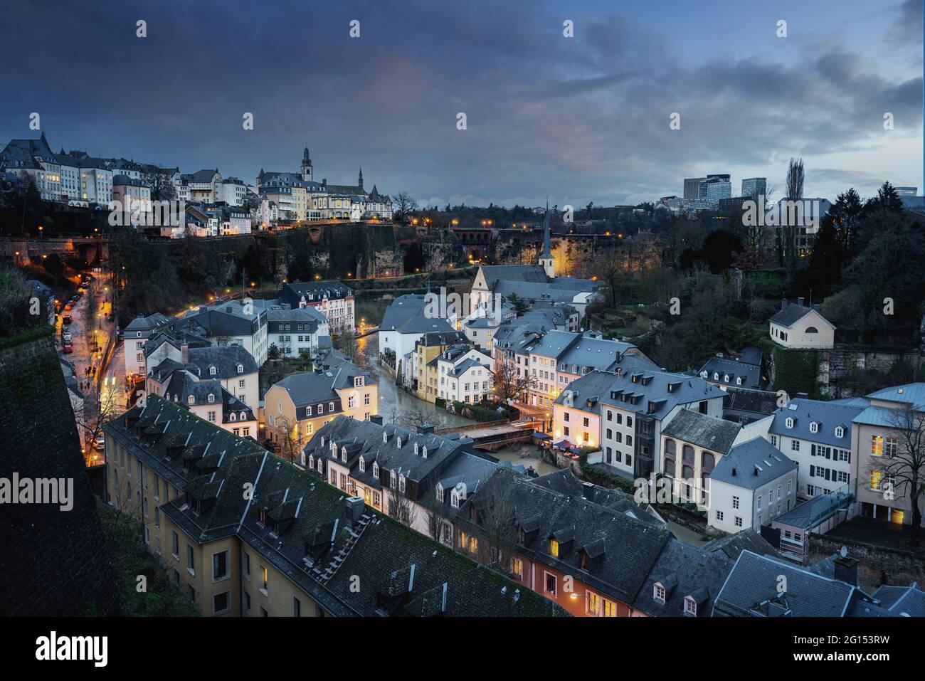 Skyline von Luxemburg bei Nacht - Luftaufnahme des Grund mit St. Michaels Kirche im Hintergrund - Luxemburg City, Luxemburg Stockfoto