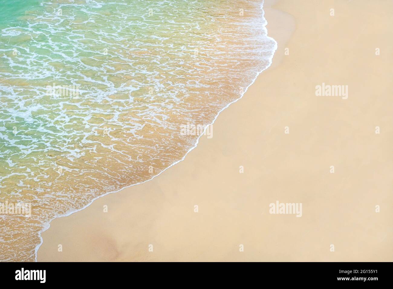 Klares Wasser, das den weißen Sand eines schottischen Strandes übertünchen kann Stockfoto
