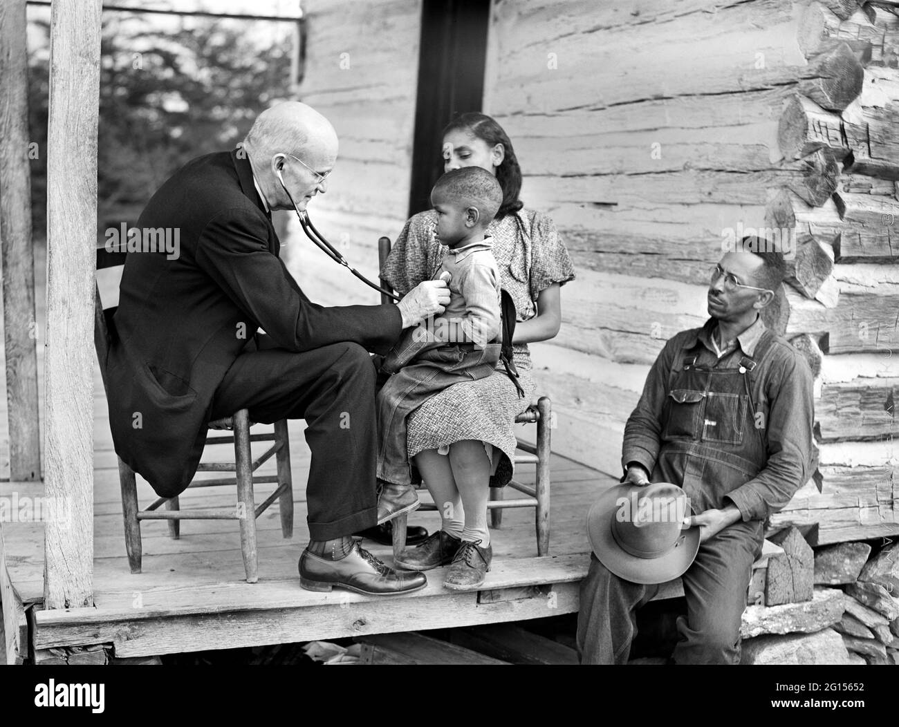 Arzt untersucht Bauernfamilie auf der Veranda, Caswell County, North Carolina, USA, Marion Post Wolcott, U.S. Farm Security Administration, Oktober 1940 Stockfoto