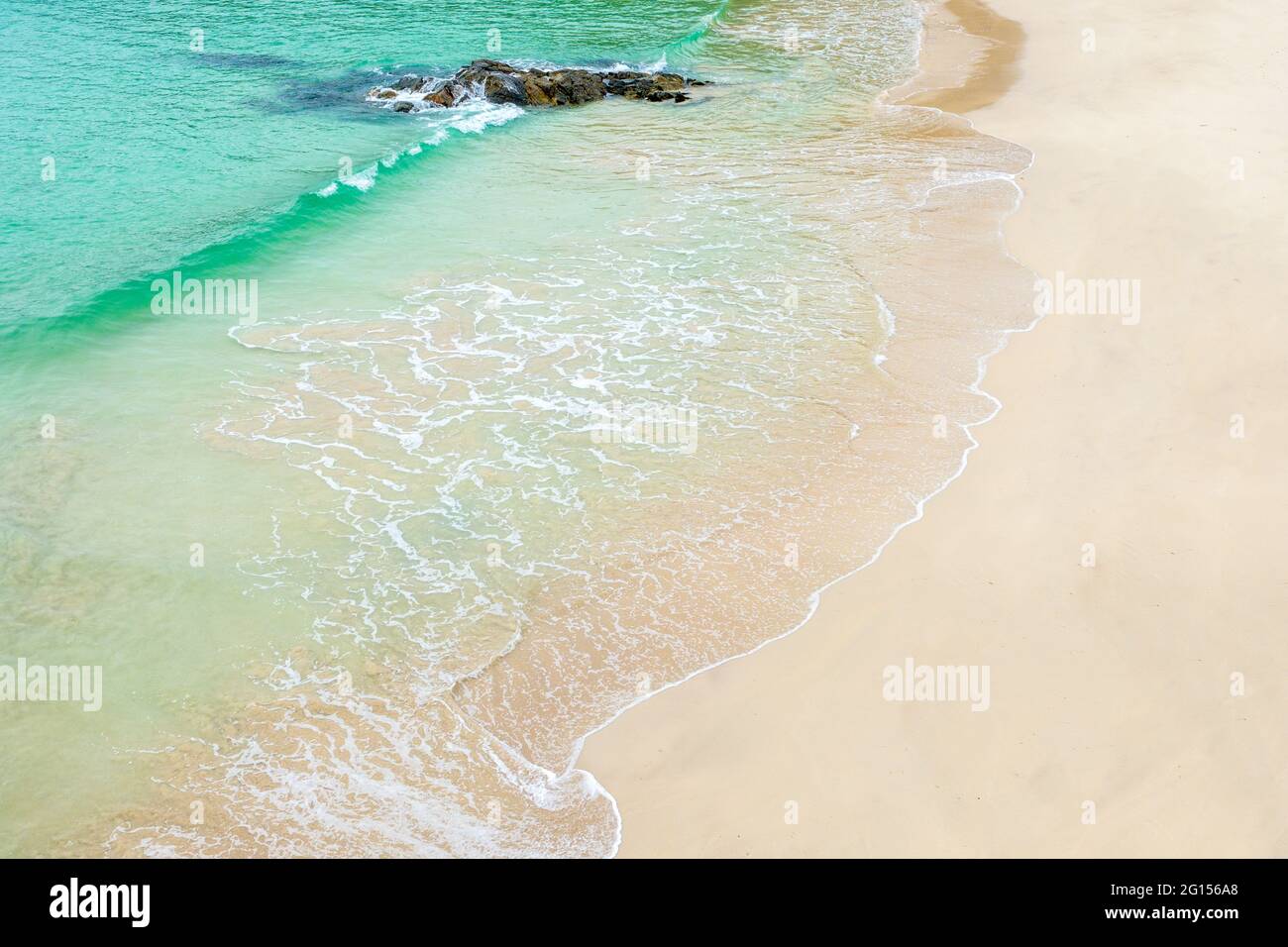 Klares Wasser, das den weißen Sand eines schottischen Strandes übertünchen kann Stockfoto