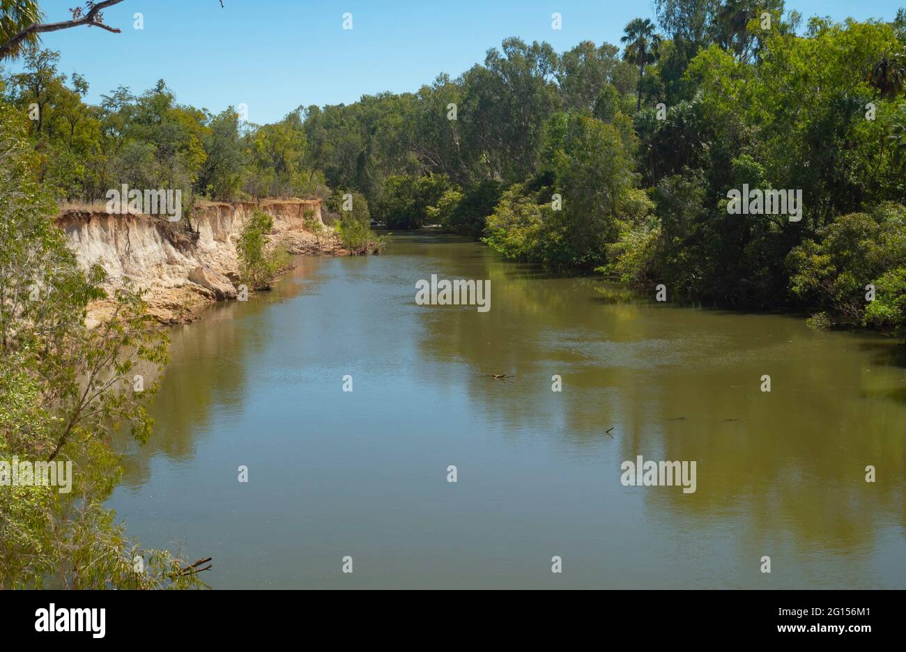 Roper River mit dichtem Gemüse im tropischen oberen Ende des Northern Territory Stockfoto