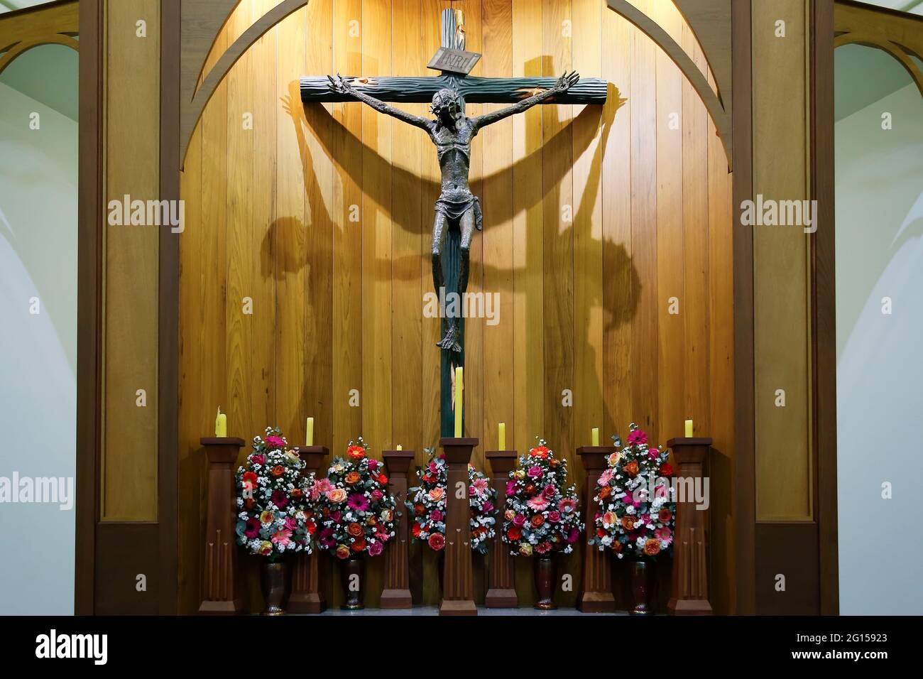 Oliveira, Minas Gerais, Brasilien - 4. Juni 2021: Dekorierter Altar in der Domkirche Our Lady of Oliveira Stockfoto