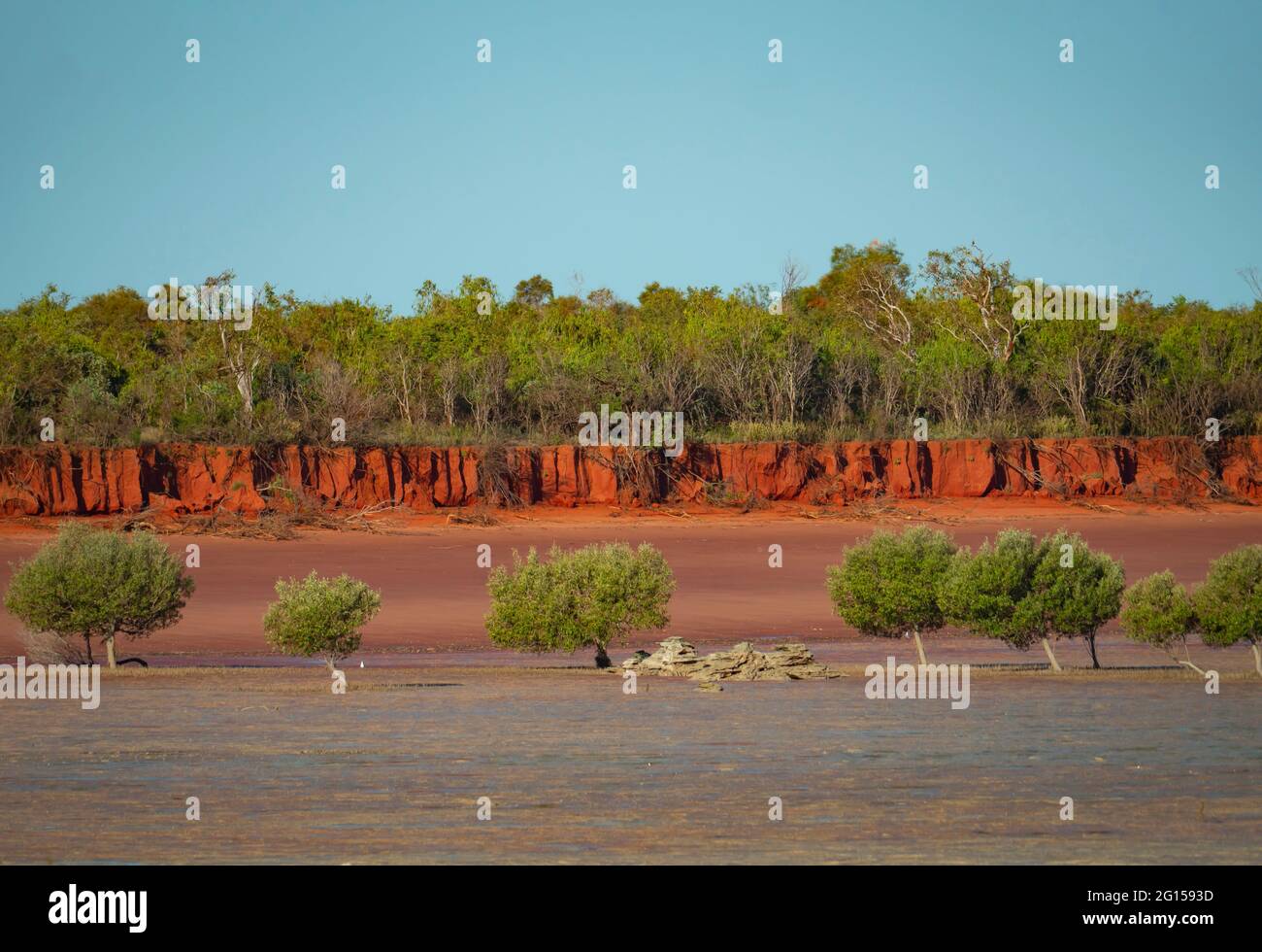 Rotes, blaues Sandwasser und grüne Mangroven an der Roebuck Bay in der Nähe von Broome Western Australia mit blauem Himmel Stockfoto