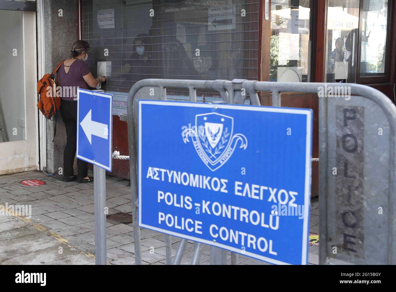 Nikosia, Nikosia. Juni 2021. Am 4. Juni 2021 ist eine Frau mit Gesichtsmaske am Kreuzungspunkt der Ledra Street, der Hauptdurchgangsstraße des alten Teils von Nikosia, Zypern, zu sehen. Zypern hat am Freitag alle neun Grenzübergänge in der Pufferzone, die die Insel trennt, wiedereröffnet, die seit Dezember 2020 als Maßnahme gegen die Ausbreitung von COVID-19 vollständig geschlossen wurde. Die Patienten müssen einen 7-tägigen negativen Antigen- oder PCR-Test sowie einen Personalausweis vorweisen. Quelle: George Christophorou/Xinhua/Alamy Live News Stockfoto