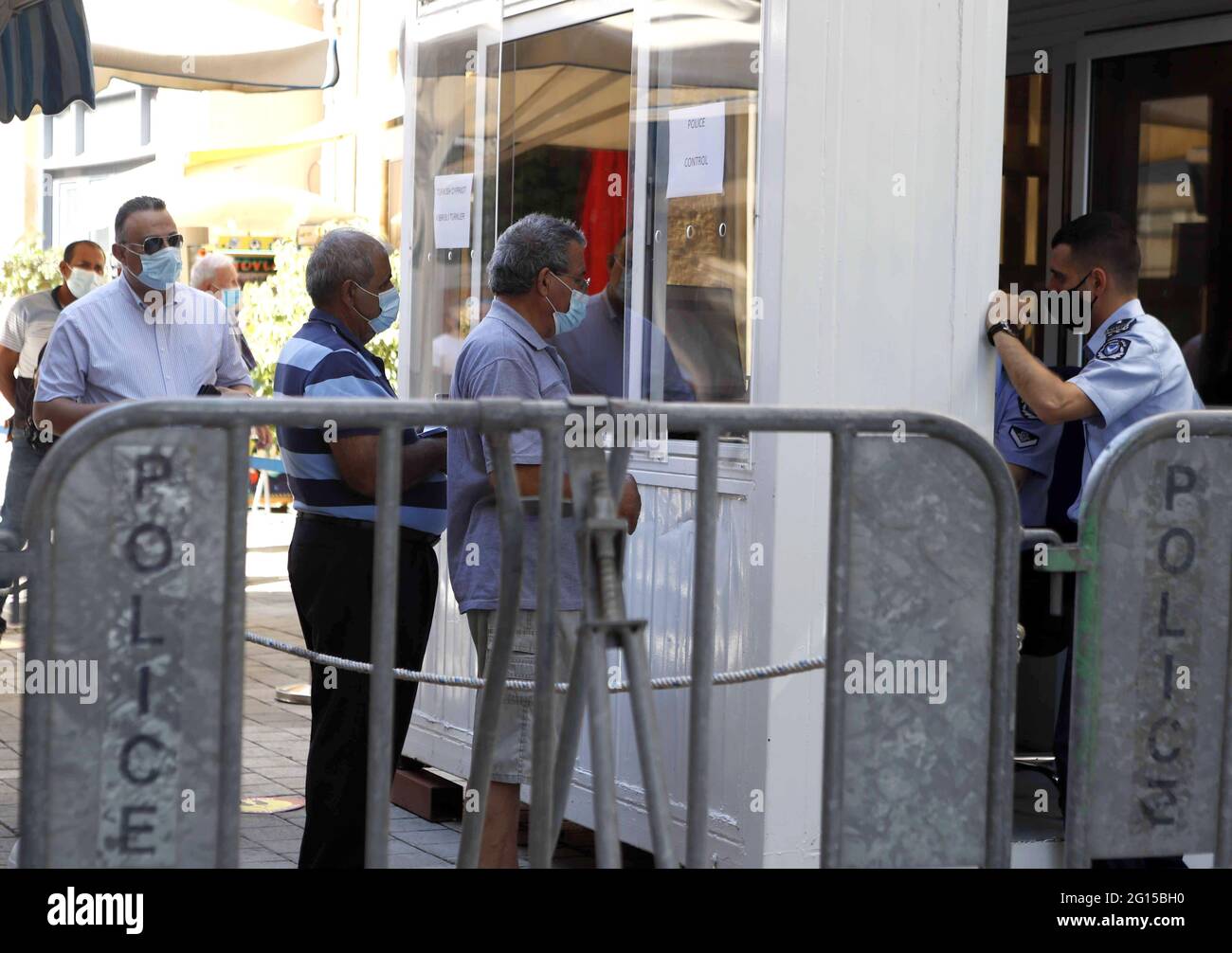Nikosia, Nikosia. Juni 2021. Am 4. Juni 2021 werden Menschen an der Kreuzung der Ledra-Straße, der Hauptdurchgangsstraße des alten Teils von Nikosia, Zypern, gesehen. Zypern hat am Freitag alle neun Grenzübergänge in der Pufferzone, die die Insel trennt, wiedereröffnet, die seit Dezember 2020 als Maßnahme gegen die Ausbreitung von COVID-19 vollständig geschlossen wurde. Die Patienten müssen einen 7-tägigen negativen Antigen- oder PCR-Test sowie einen Personalausweis vorweisen. Quelle: George Christophorou/Xinhua/Alamy Live News Stockfoto