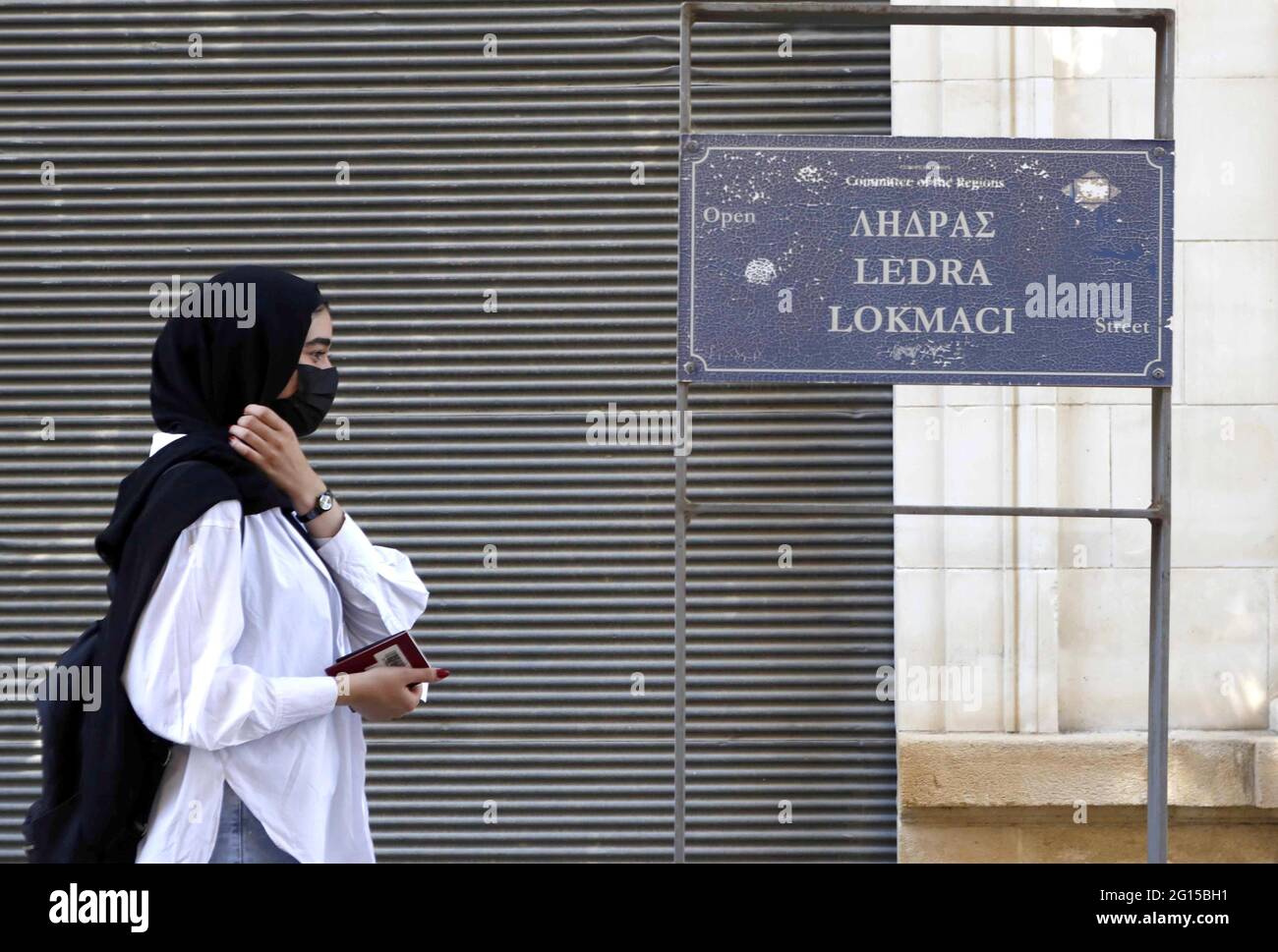 Nikosia, Nikosia. Juni 2021. Eine Frau mit Gesichtsmaske überquert am 4. Juni 2021 den Kreuzungspunkt der Ledra-Straße, der Hauptdurchgangsstraße des alten Teils von Nikosia, im Norden der Insel in Nikosia, Zypern. Zypern hat am Freitag alle neun Grenzübergänge in der Pufferzone, die die Insel trennt, wiedereröffnet, die seit Dezember 2020 als Maßnahme gegen die Ausbreitung von COVID-19 vollständig geschlossen wurde. Die Patienten müssen einen 7-tägigen negativen Antigen- oder PCR-Test sowie einen Personalausweis vorweisen. Quelle: George Christophorou/Xinhua/Alamy Live News Stockfoto