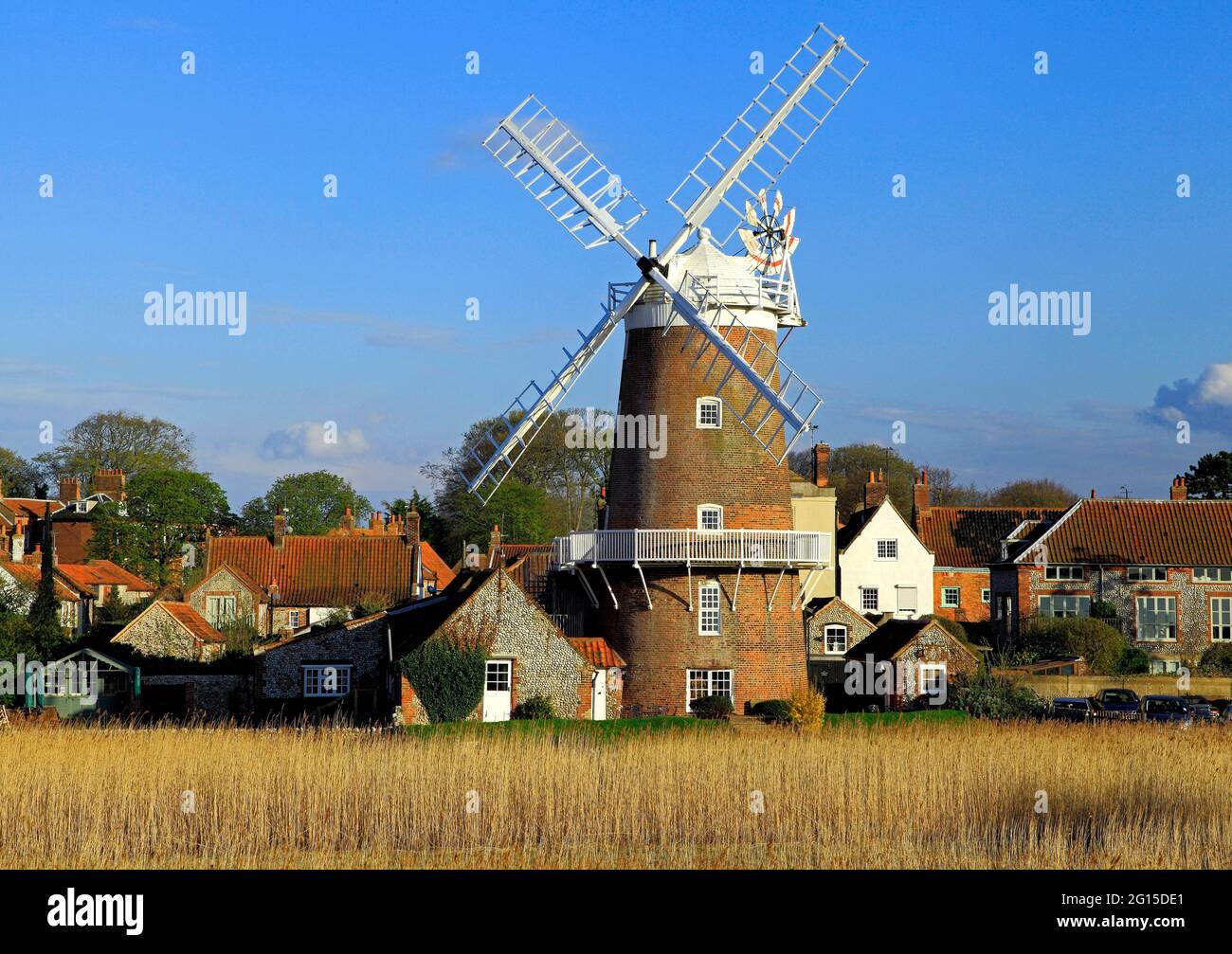Cley am Meer, Norfolk, Windmühle und Dorf, England, Großbritannien Stockfoto