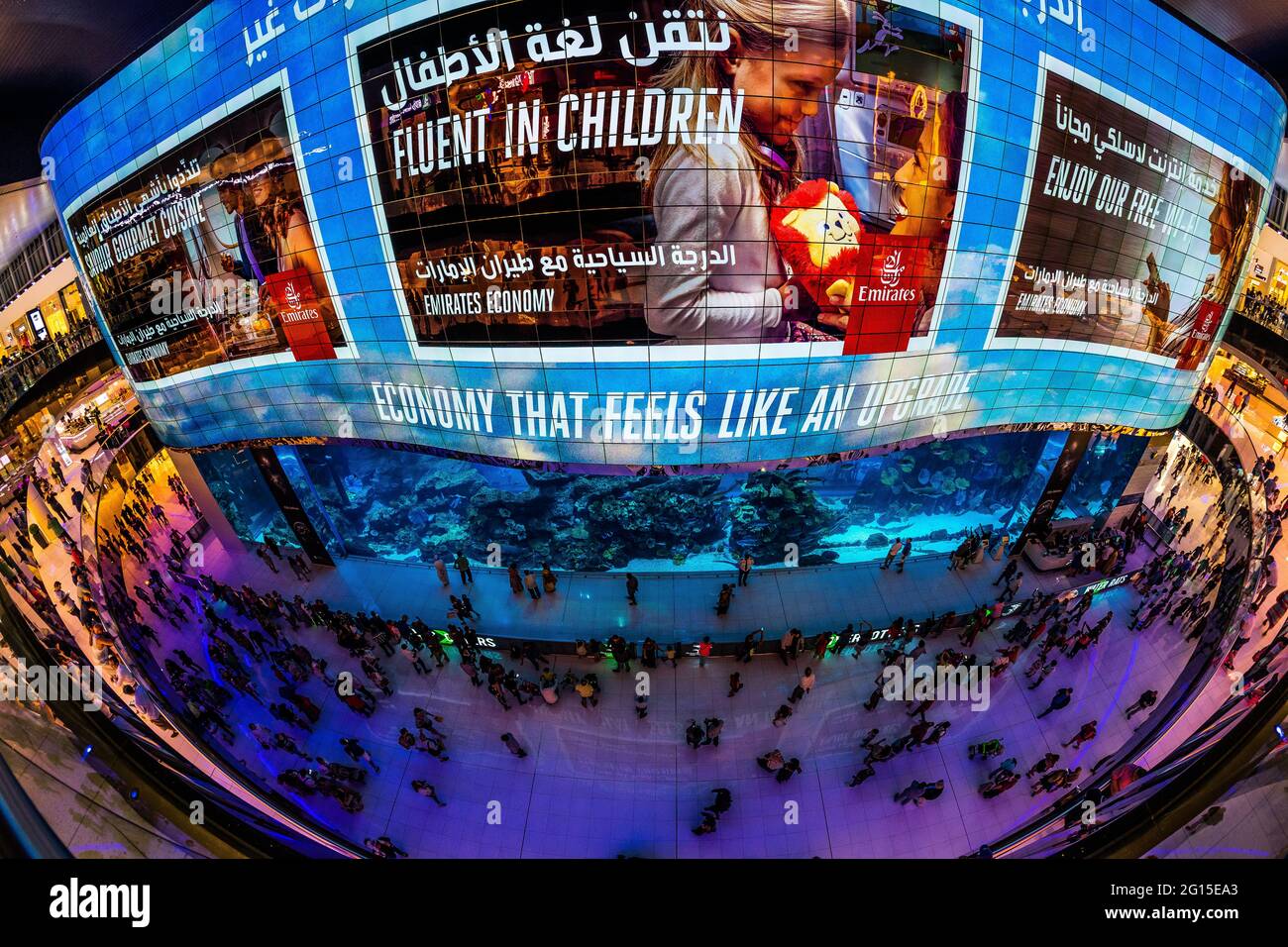 Das Innere der Dubai Mall über Fischaugenobjektiv Stockfoto
