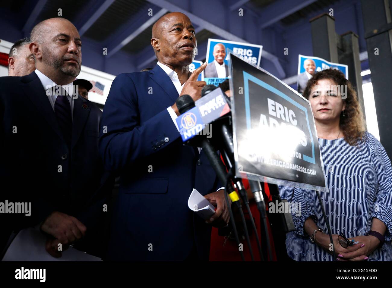 New York, Usa. Juni 2021. Der Bürgermeister von New York City, Eric Adams, spricht vor der Presse zur Unterstützung des Personals des Rettungsdienstes (Emergency Medical Services, EMS) vor dem EMS-Zentrum auf der East Side von Manhattan. Adams und andere Redner, die seine Kandidatur unterstützen, zitierten die Ungleichheit bei der Bezahlung, die die EMS-Arbeiter aufgrund ihrer Verantwortung und im Gegensatz zu anderen Stadtarbeitern erhalten. (Foto von J Lamparski/SOPA Images/Sipa USA) Quelle: SIPA USA/Alamy Live News Stockfoto