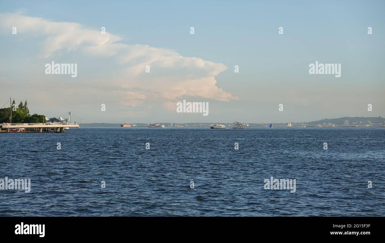 New York Harbour und Hudson River an einem brillanten späten Nachmittag Stockfoto