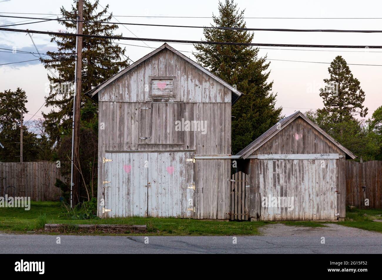 Eine alte Scheune steht neben einer alten Garage in Leo-Cedarville, Indiana, USA. Stockfoto