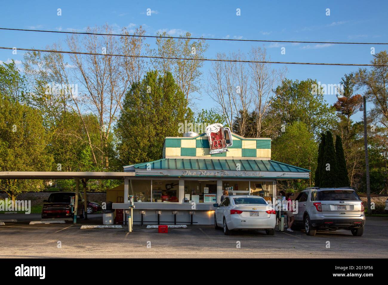 Autos, die am Root Beer Stand in Antwerpen, Ohio, USA, geparkt wurden. Stockfoto