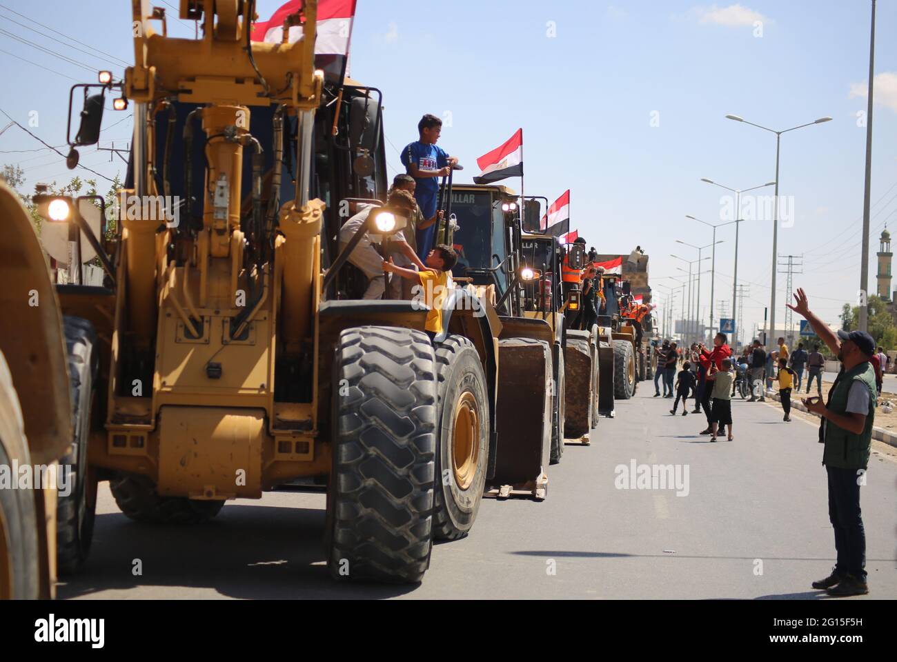 Rafah, Palästina. Juni 2021. Am 4. Juni 2021 treffen Bulldozer auf der palästinensischen Seite des Grenzübergangs Rafah in der Stadt Rafah im südlichen Gazastreifen ein. Ägypten schickte am Freitag nach einer verheerenden israelischen Bombenkampagne in der palästinensischen Enklave im vergangenen Monat massive Maschinenausrüstung und Besatzung zum Wiederaufbau in den Gazastreifen, berichtete das staatlich geführte Ahram Online. Quelle: Khaled Omar/Xinhua/Alamy Live News Stockfoto