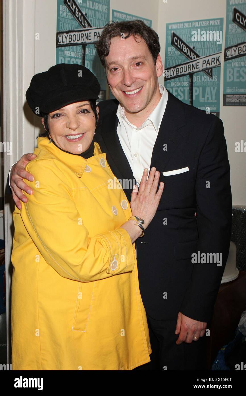 Liza Minnelli besuchte Jeremy Shamos hinter der Bühne, nachdem er am 24. Mai 2012 seine für Tony nominierte Aufführung im Broadway-Stück „Clybourne Park“ im Walter Kerr Theater in New York City gesehen hatte. Foto: Henry McGee/MediaPunch Stockfoto