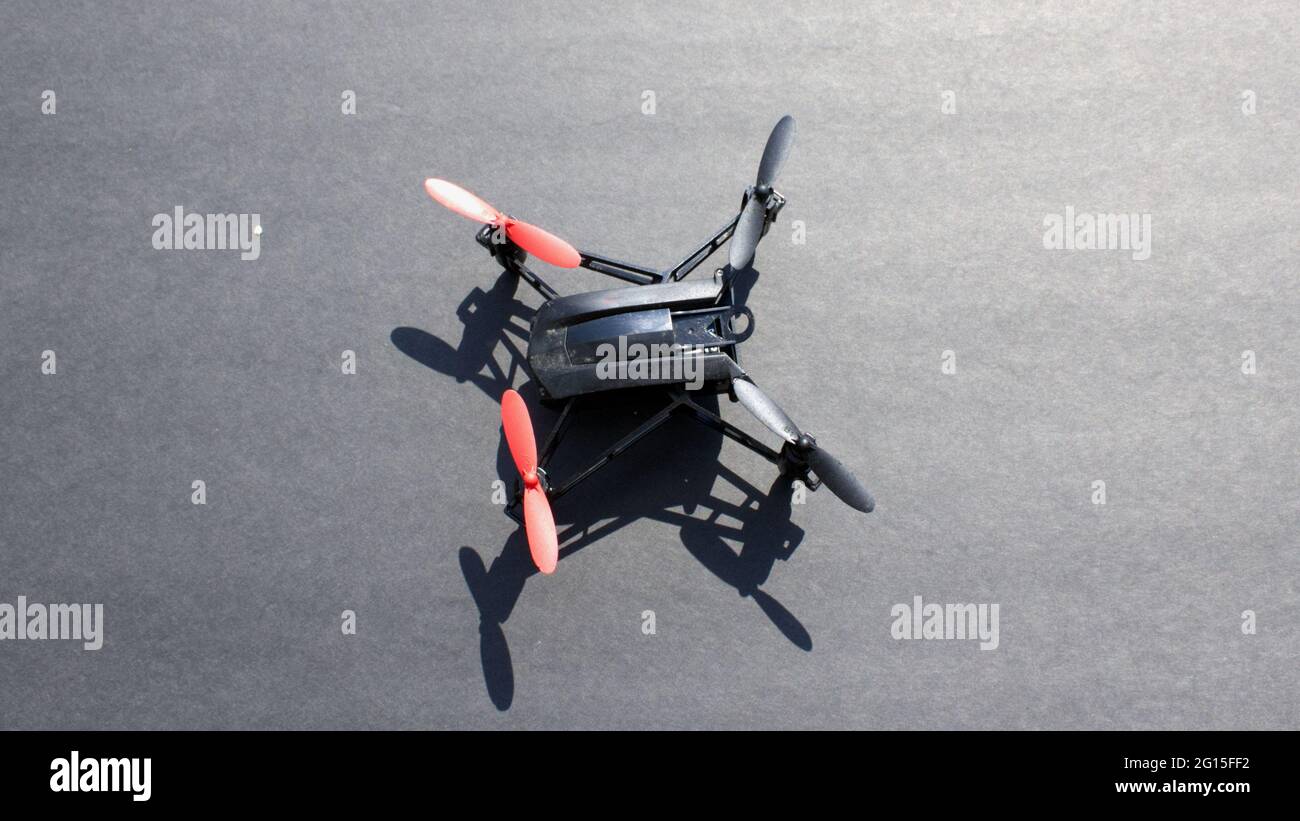 Eine kleine Drohne vor grauem Hintergrund Stockfoto