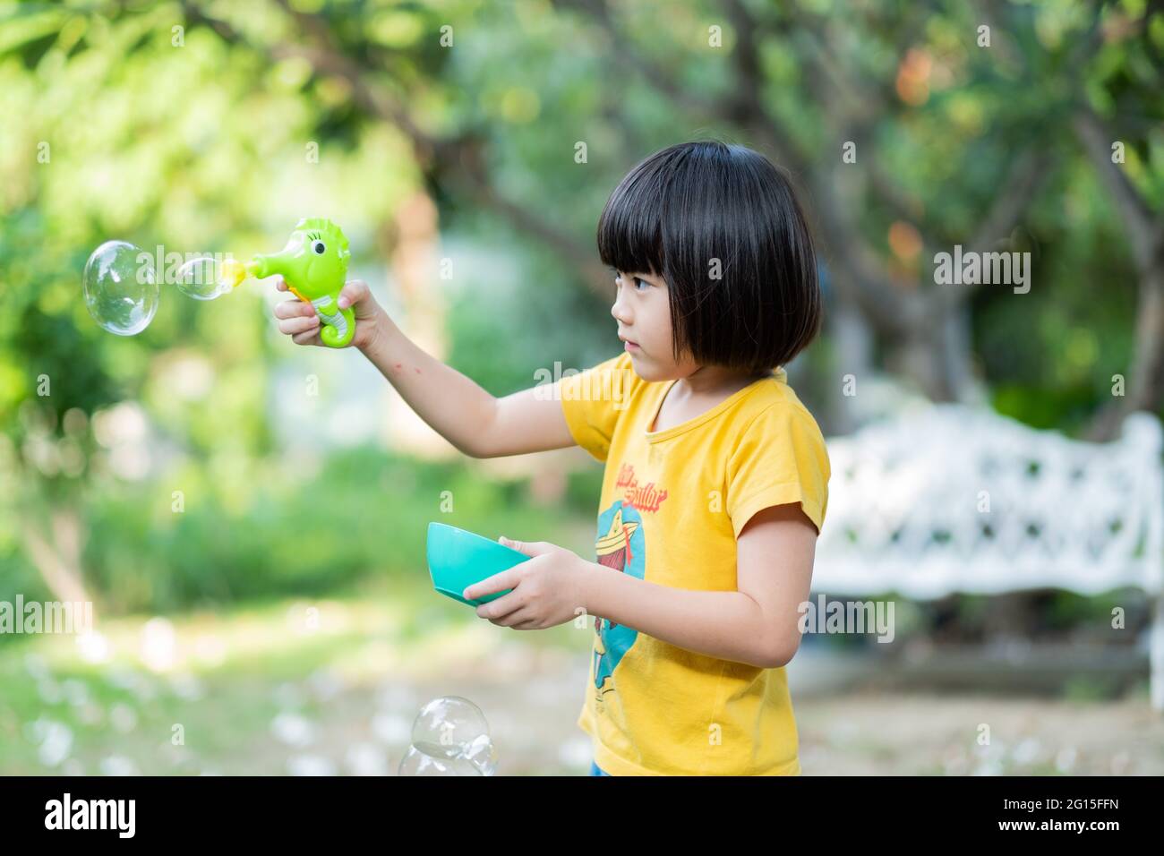 asiatische chinesische Kind blasen Blase mit unscharfen Hintergrund Stockfoto
