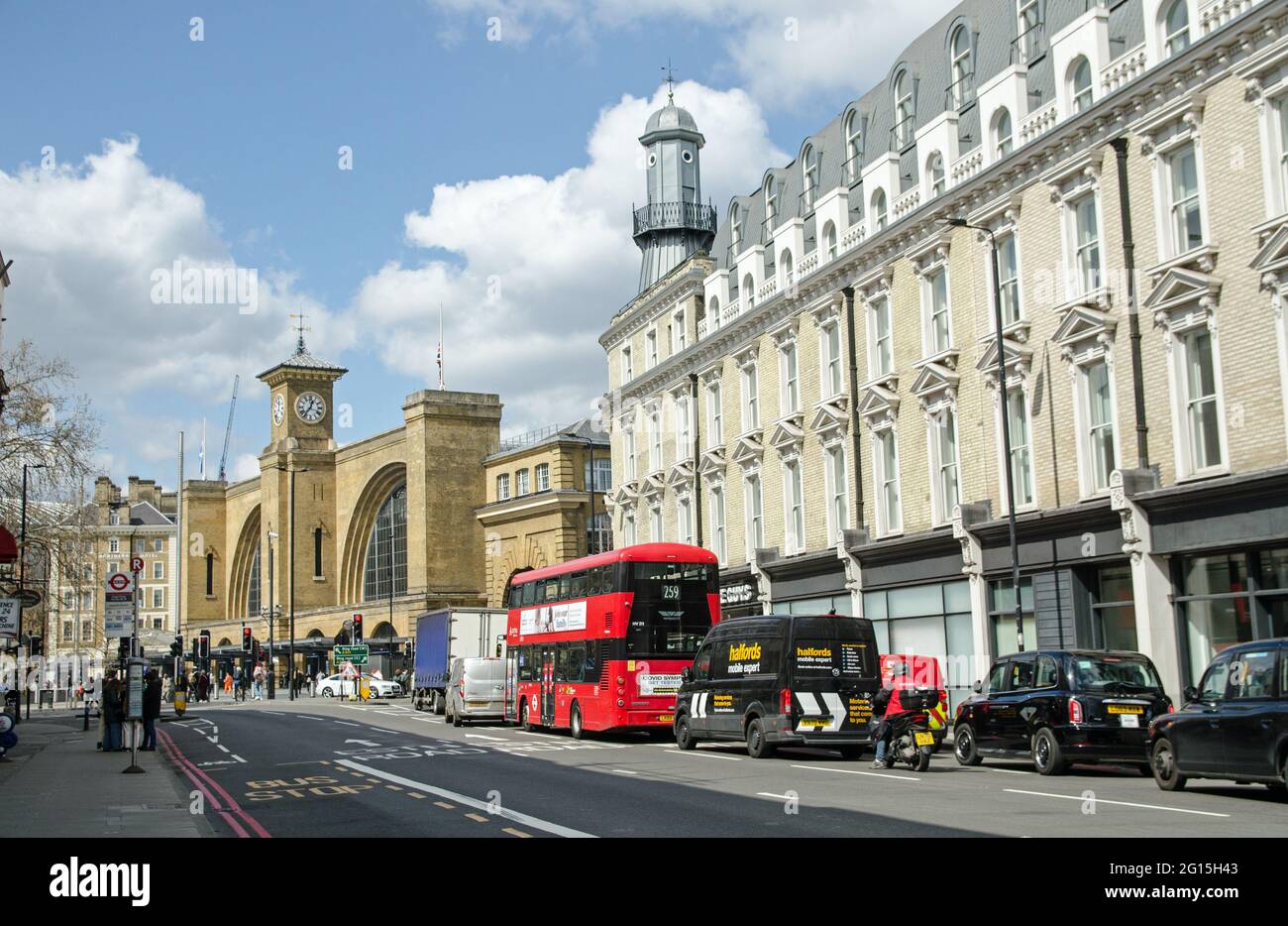 London, Großbritannien - 16. April 2021: Fußgänger und Verkehr am nördlichen Ende der Gray's Inn Road an der Kreuzung mit dem King's Cross Bahnhof auf einem sonnigen Stockfoto