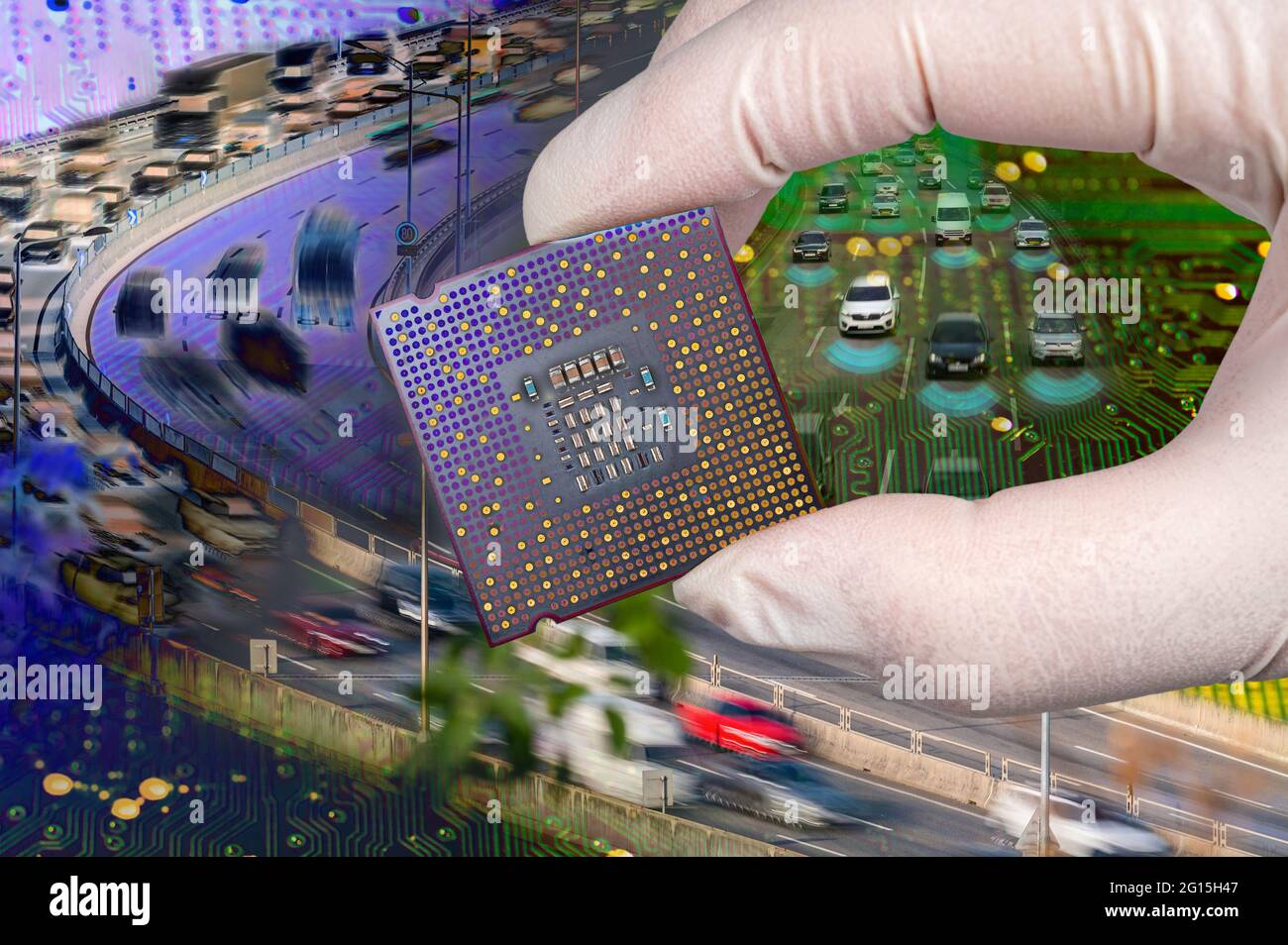 Die Computer-Platine und schnell fahrende Autos. Eine Hand, die einen CPU-Chipsatz hält. Stockfoto