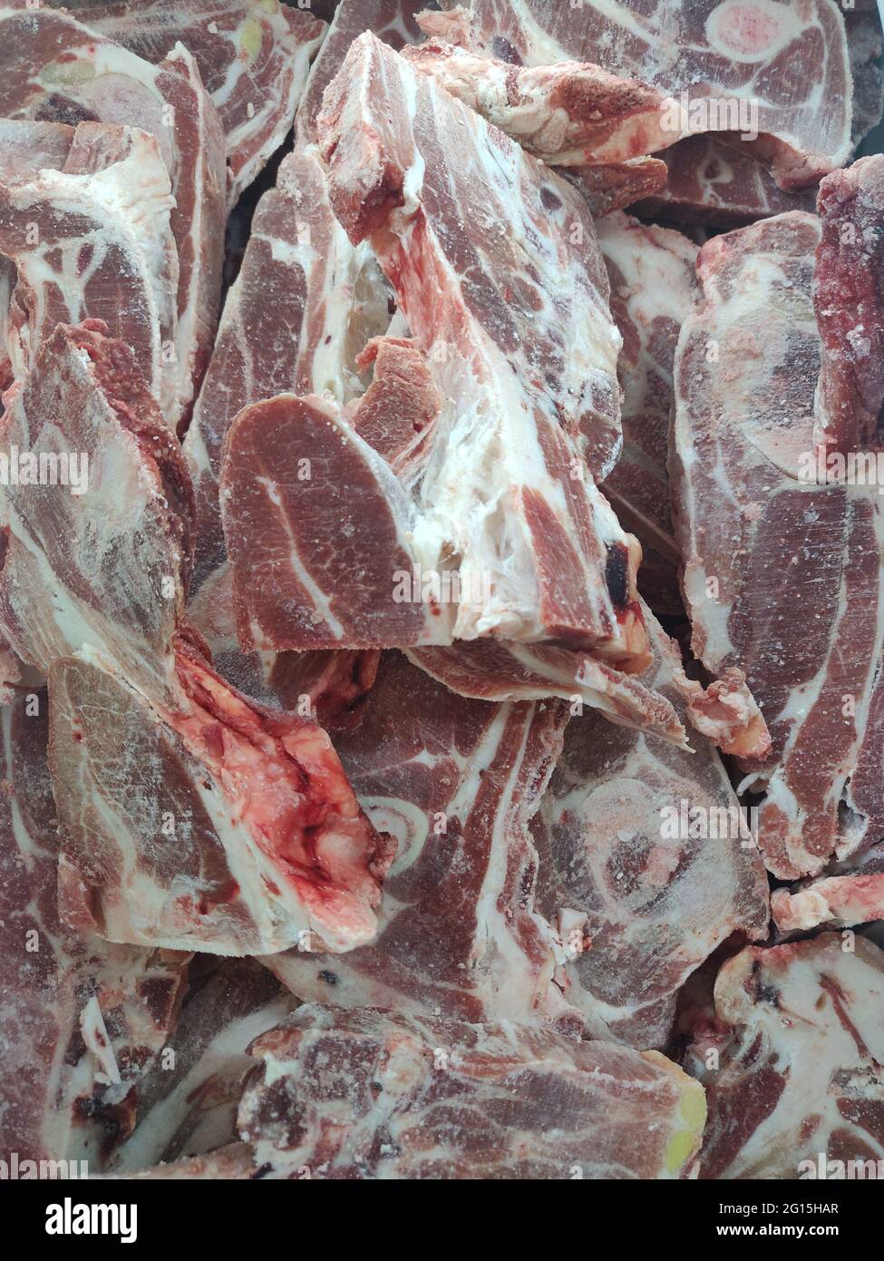 Blöcke von gefrorenem Lammfleisch, Draufsicht. Stockfoto