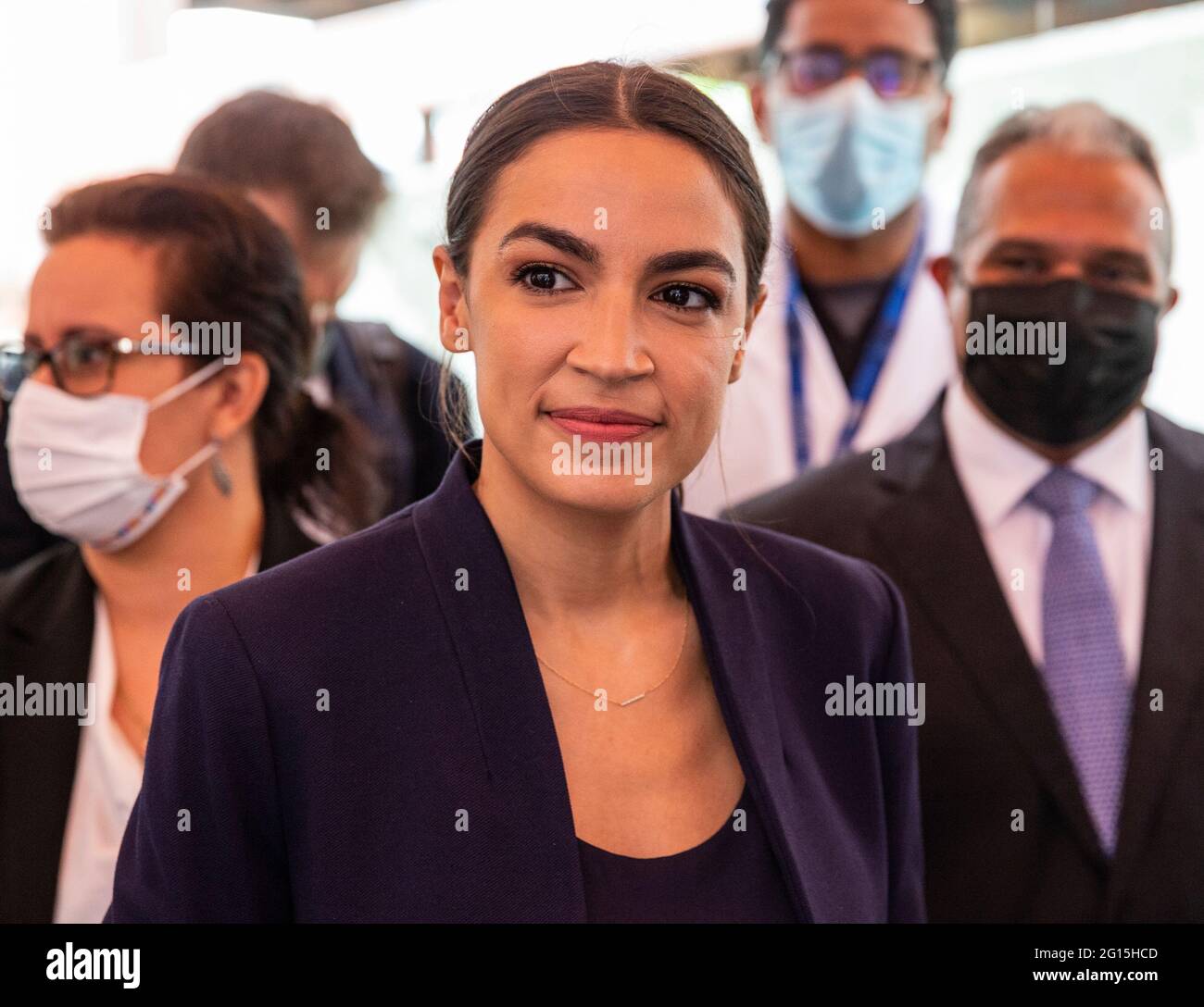 New York, NY - 4. Juni 2021: Die Vertreterin Alexandria Ocasio-Cortez und andere gewählte Beamte treffen sich mit Mitarbeitern im Elmhurst Krankenhaus Stockfoto