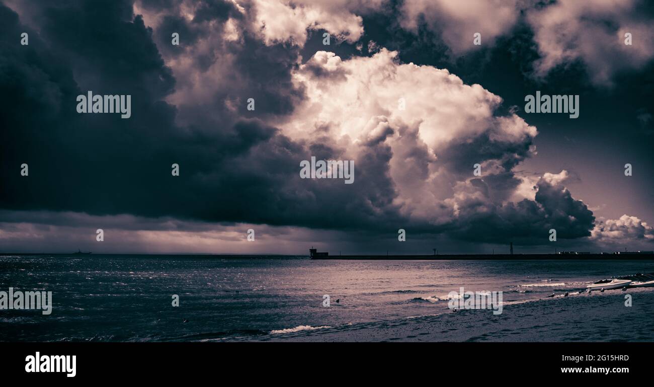 Island Hel Poland - Dramatisches Foto an der Küste bei Regenschauer - Halbinsel Hel bei Sturm - Island Hel Poland - Menschen an der Promenade Stockfoto