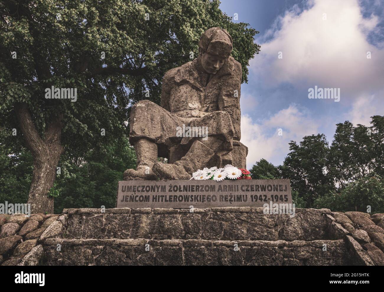 Denkmal Steinstatue eines einsamen Soldaten aus dem Zweiten Weltkrieg in Polen - Wahrzeichen Plastik im Sommer. Stockfoto