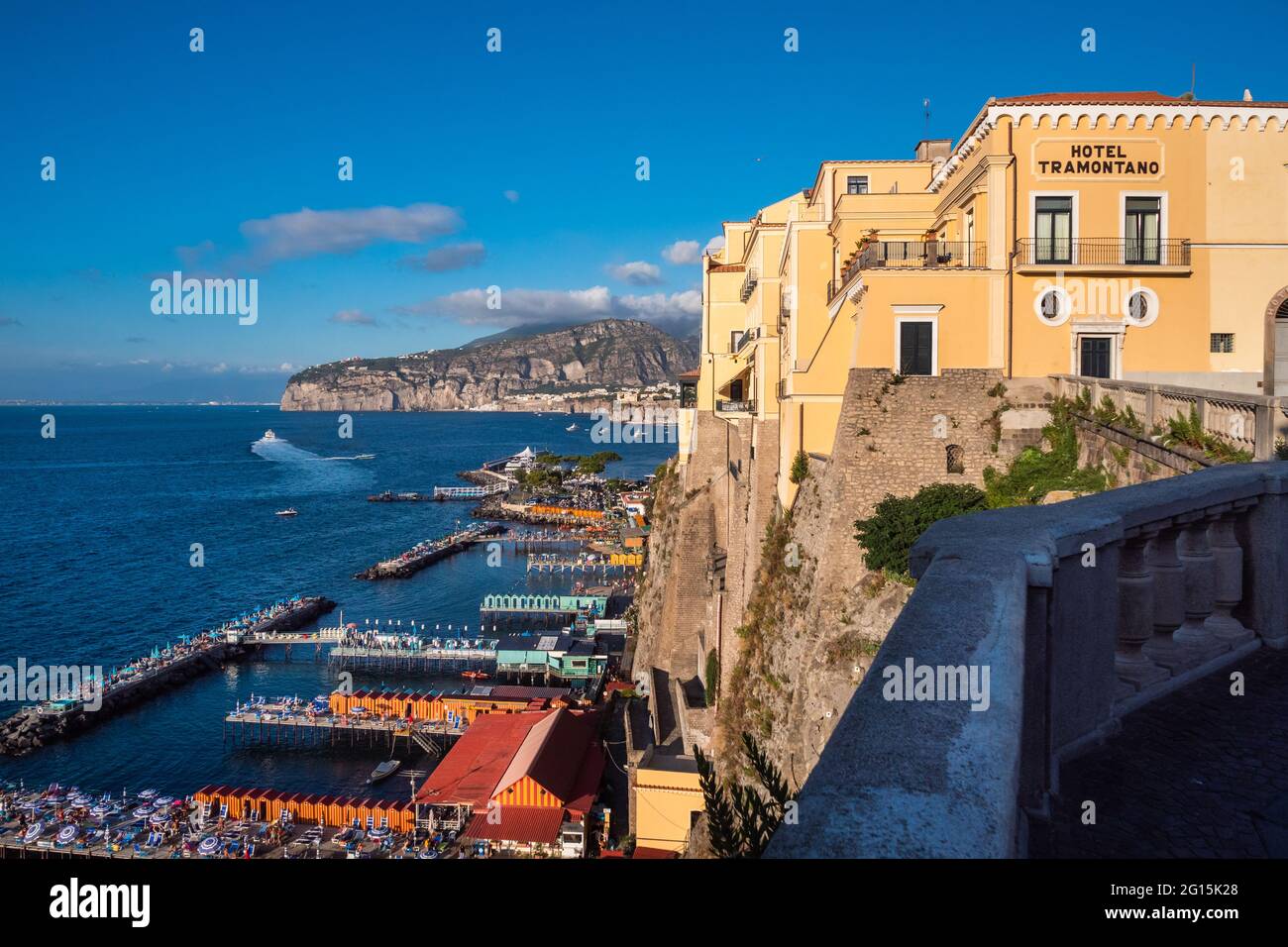 Sorrento, Kampanien, Italien - August 26 2020: Hotel Tramontano, in der Villa Strongoli Palace auf der Klippe mit Blick auf die Bucht von Neapel Stockfoto